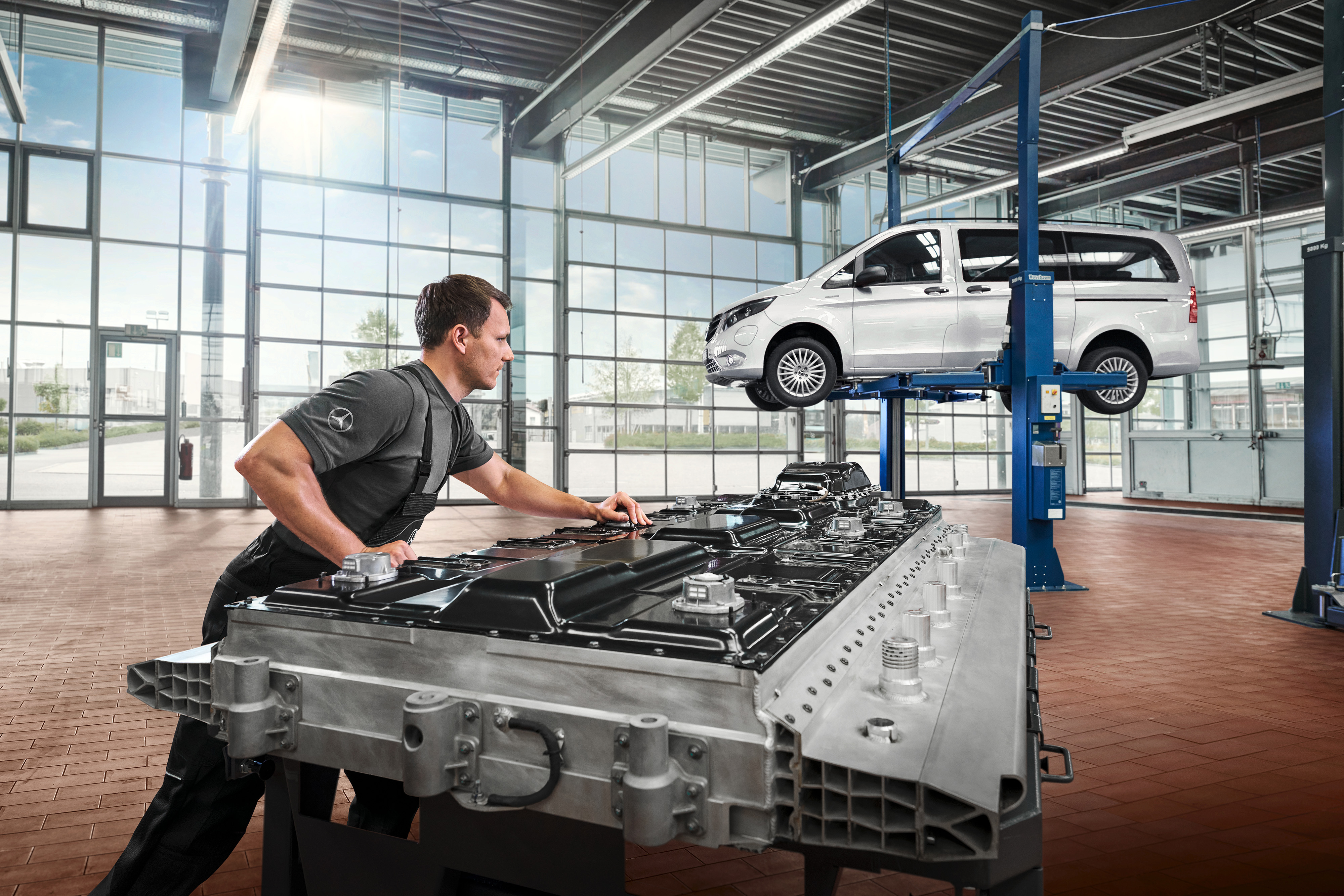 Mercedes-Benz | Services pour véhicules électriques | Réparation de la batterie Un technicien vérifie les modules de batterie dans l'atelier.