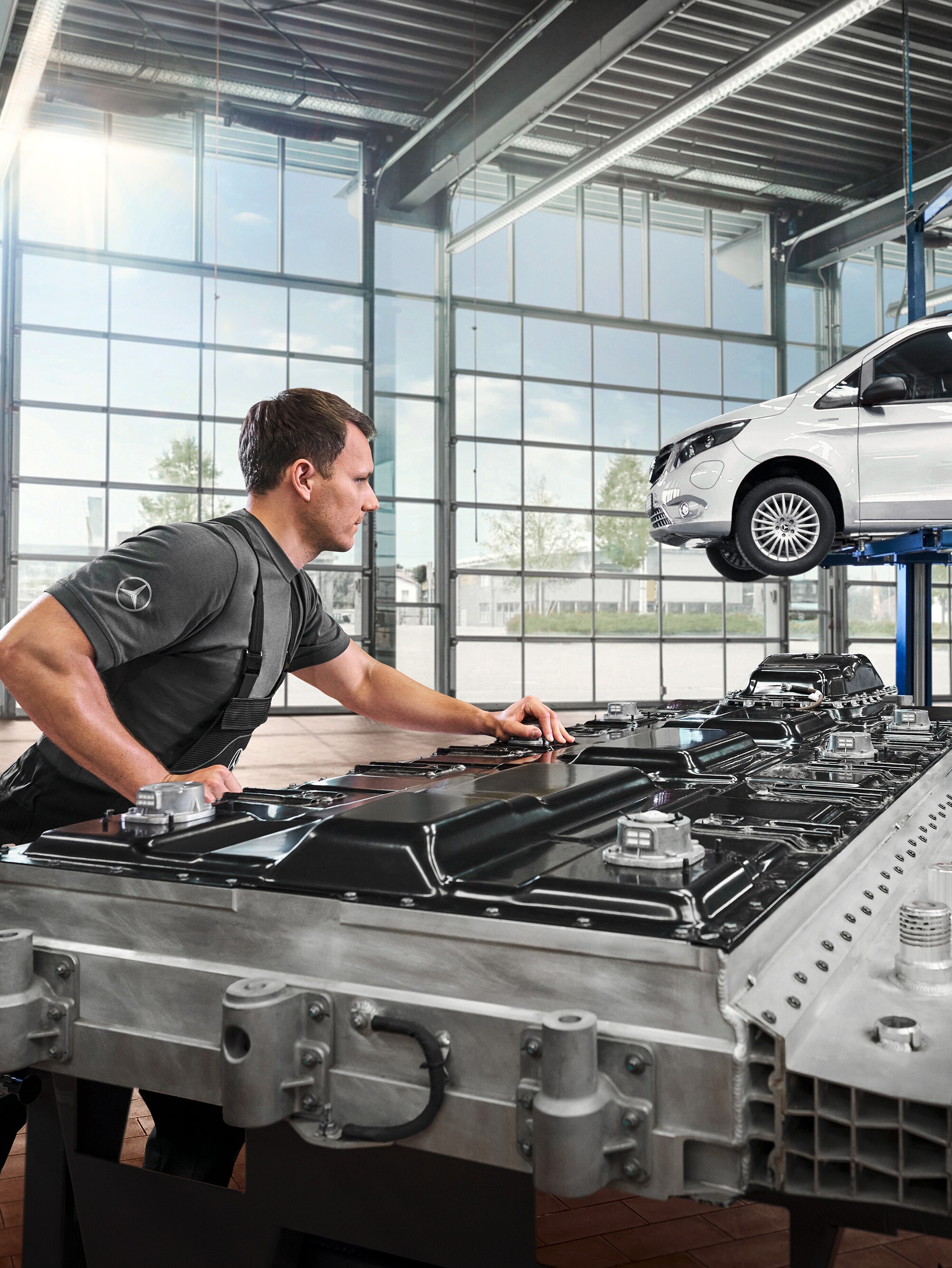 Ein Techniker prüft Batteriemodule in der Werkstatt.