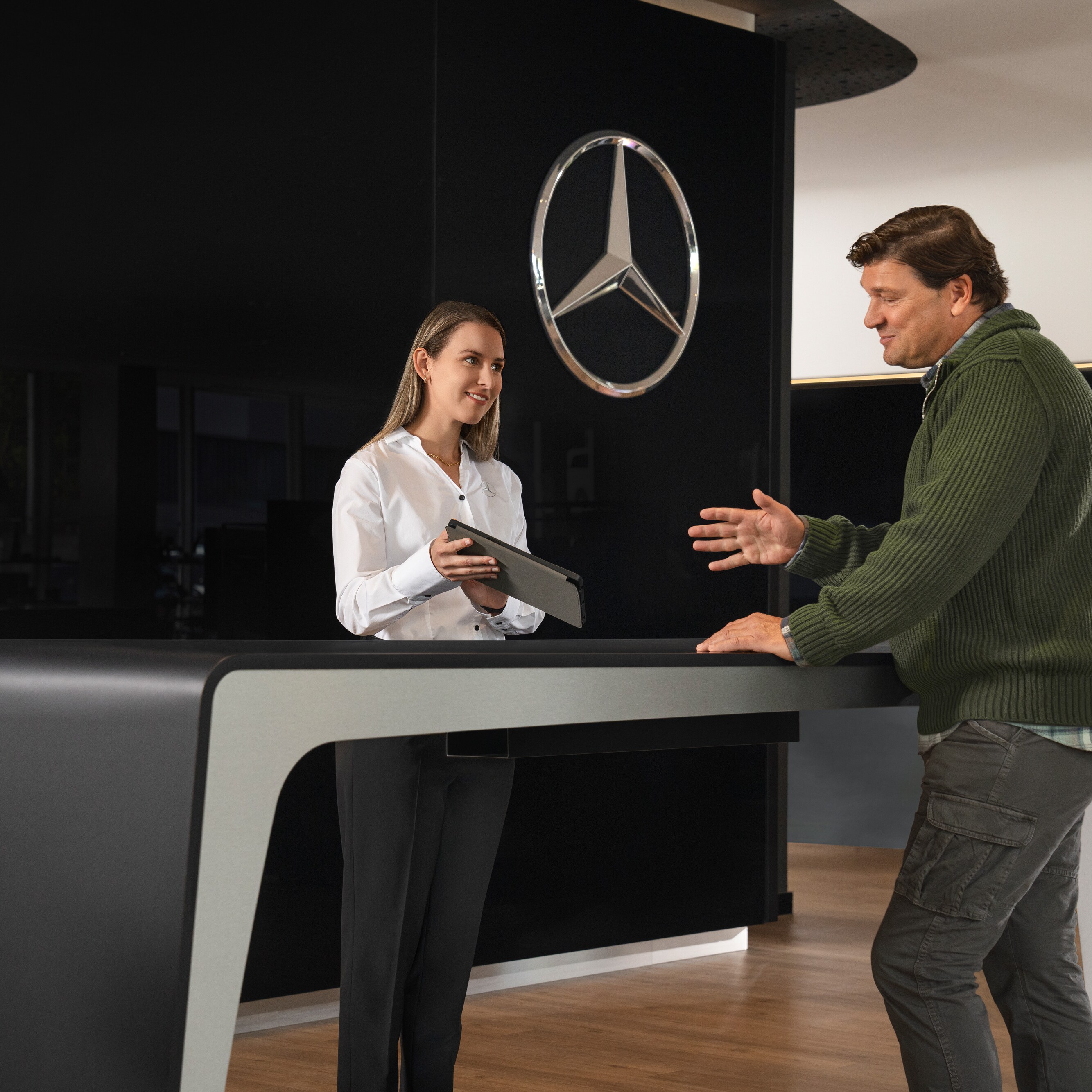 Un conseiller Mercedes-Benz fournit à un client des informations personnalisées.