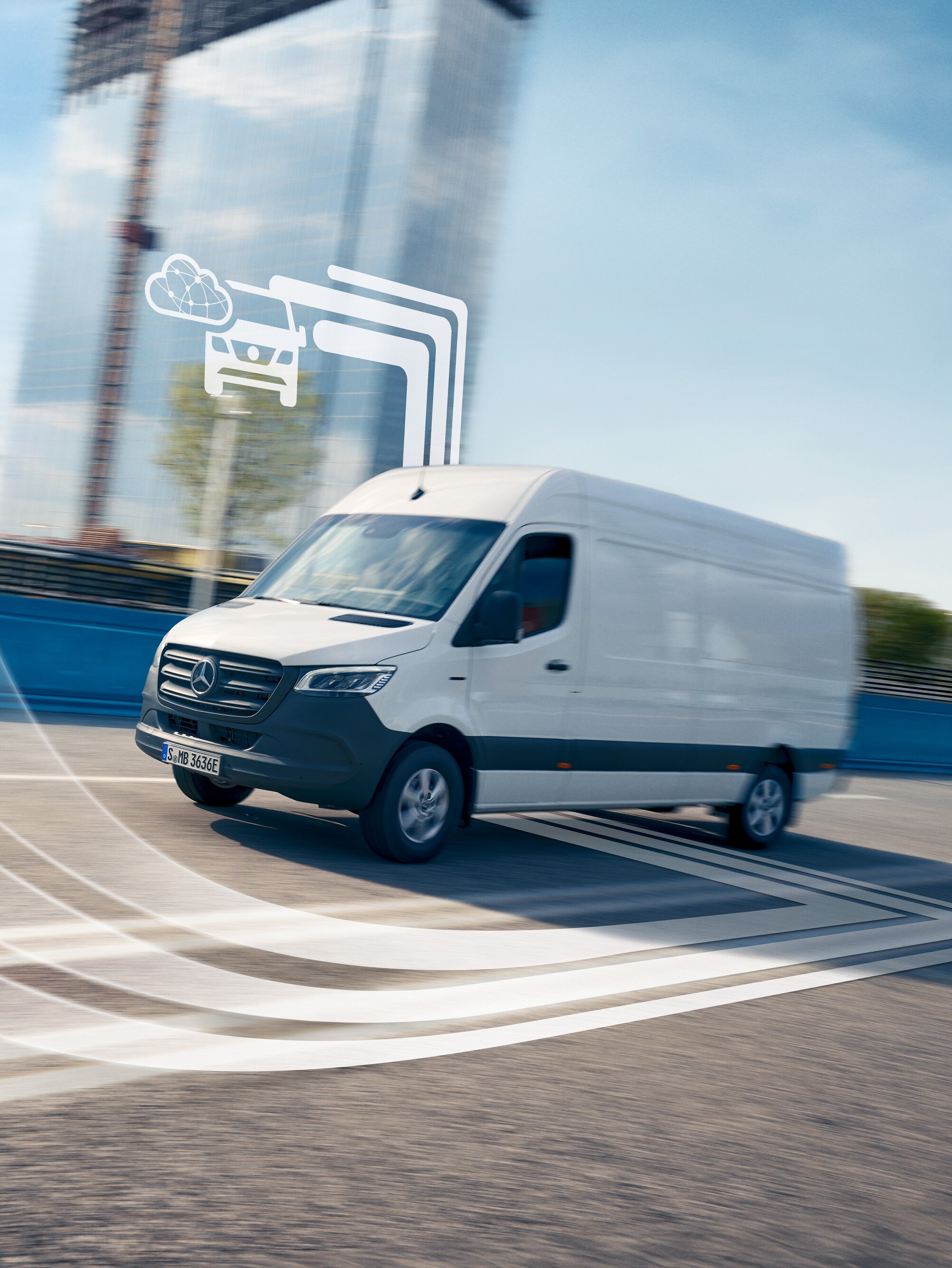 Un utilitaire léger Mercedes-Benz Sprinter blanc connecté numériquement sur la route.