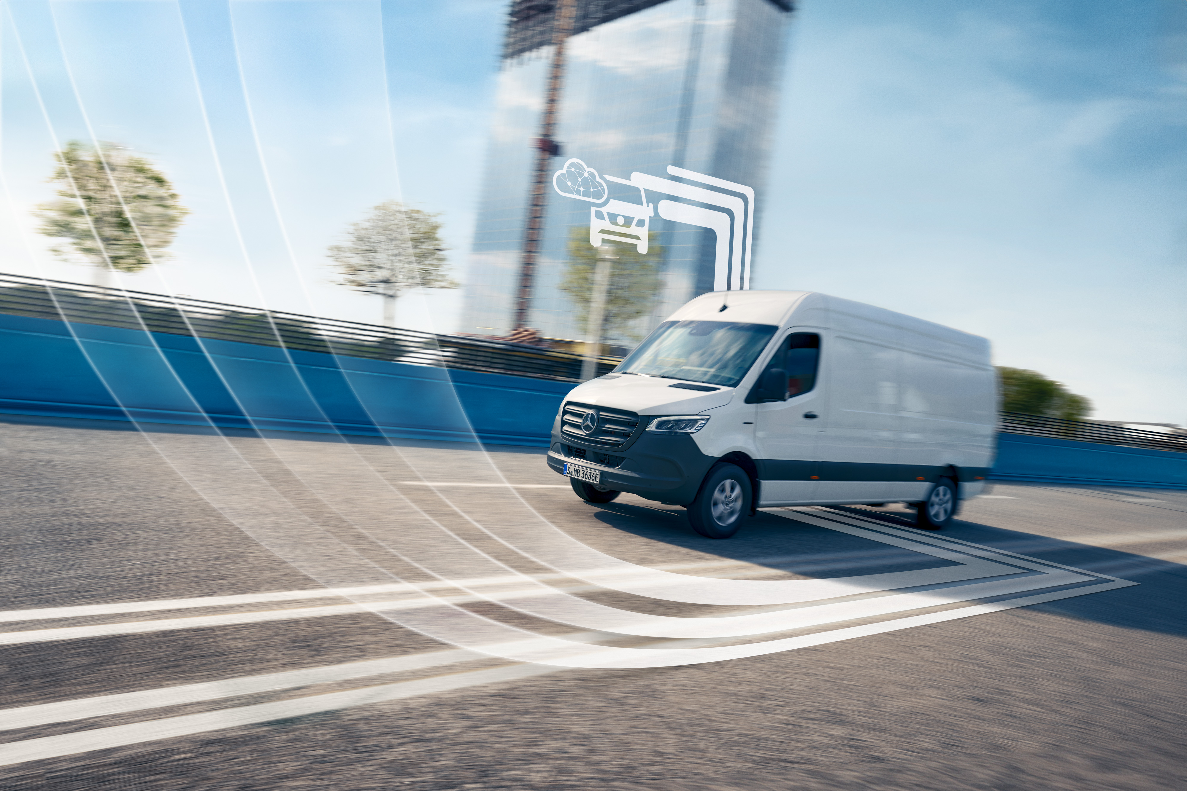 Mercedes-Benz | Services de flotte pour utilitaires légers | Services connectés Un utilitaire léger Mercedes-Benz Sprinter blanc connecté numériquement sur la route.