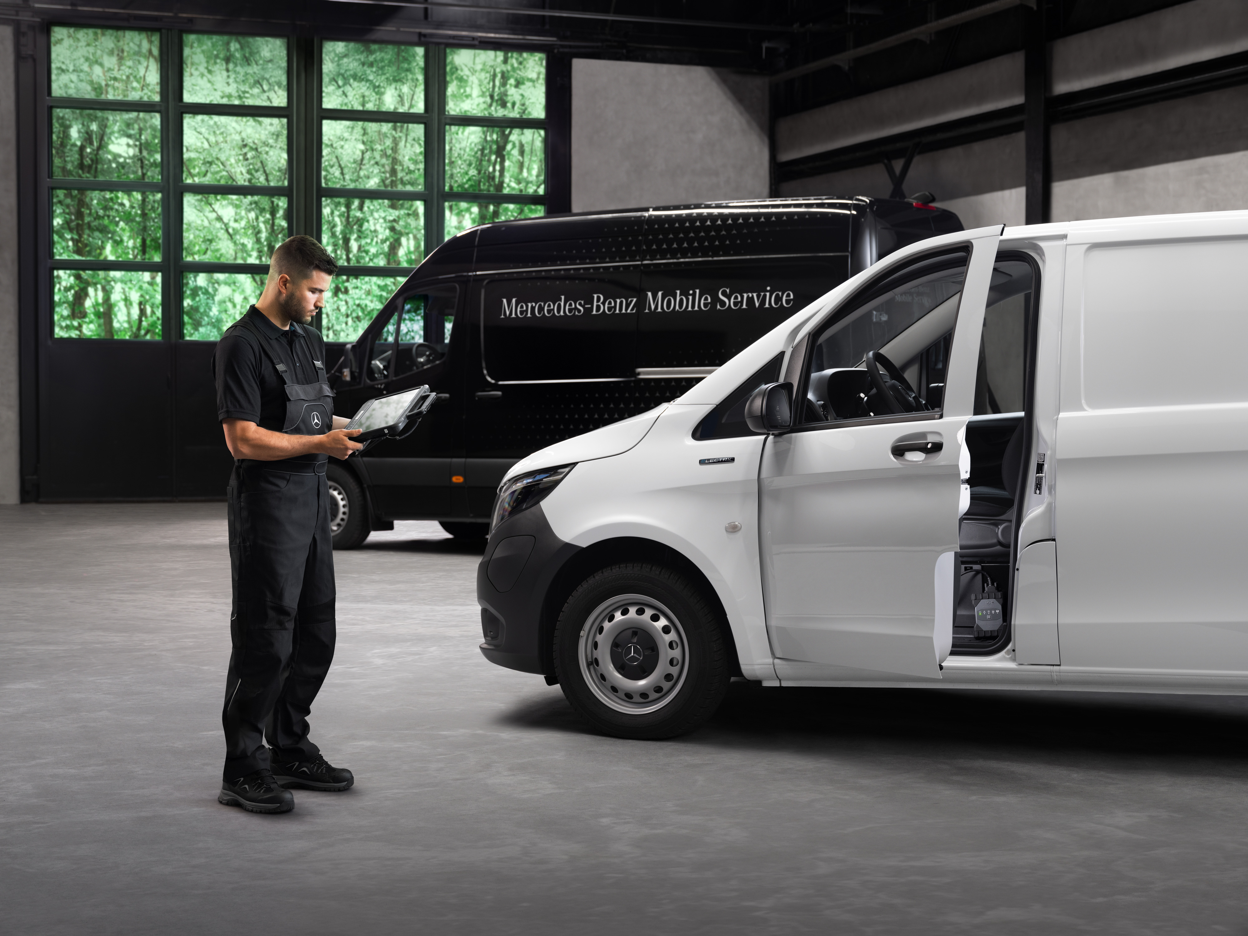 Mercedes-Benz | Service mobile Un technicien vérifie une utilitaire léger Mercedes-Benz Vito blanc dans l'atelier.