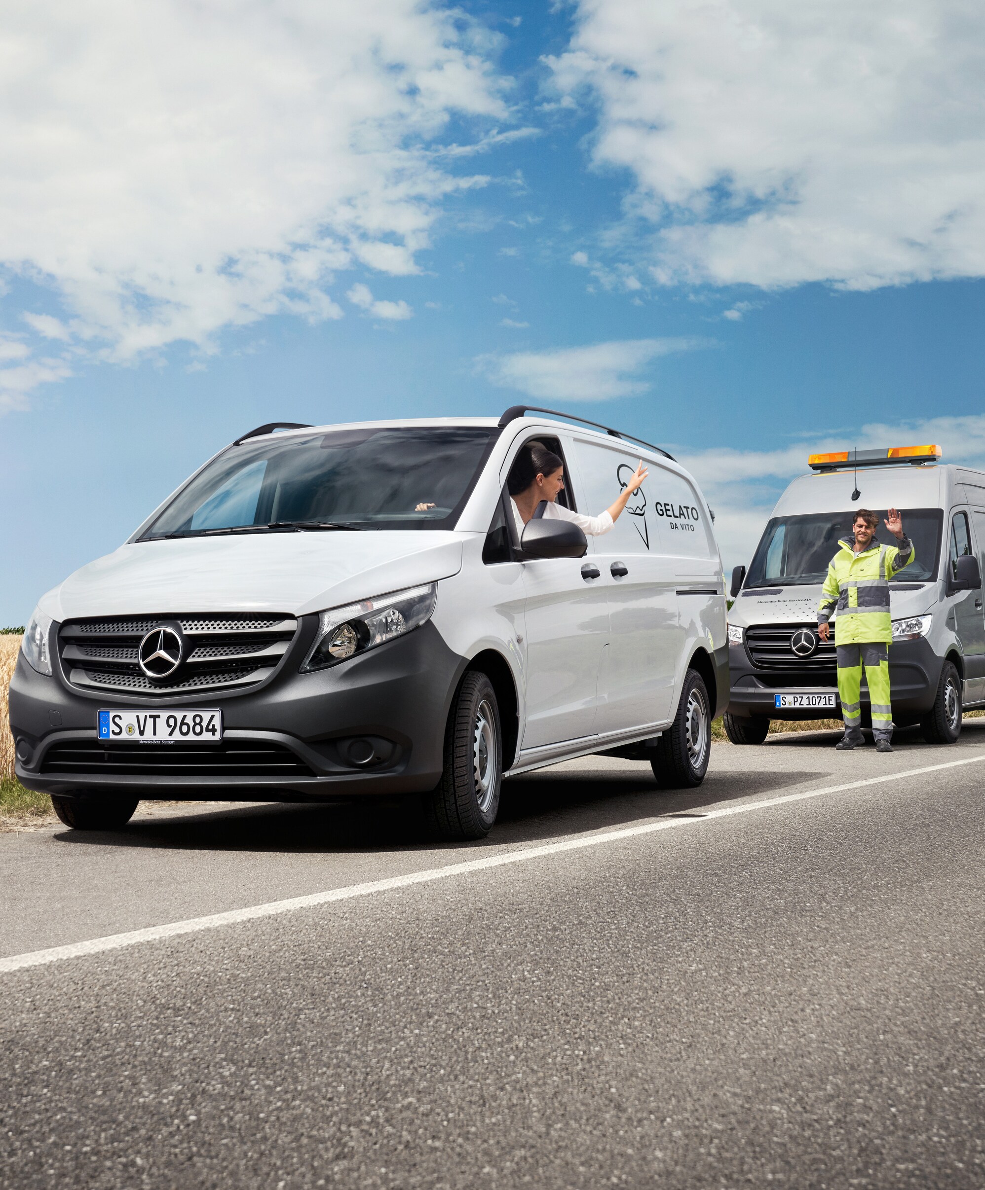 Ein Mechaniker leistet in einem weißen Mercedes-Benz Vito Pannenhilfe für einen Kunden.