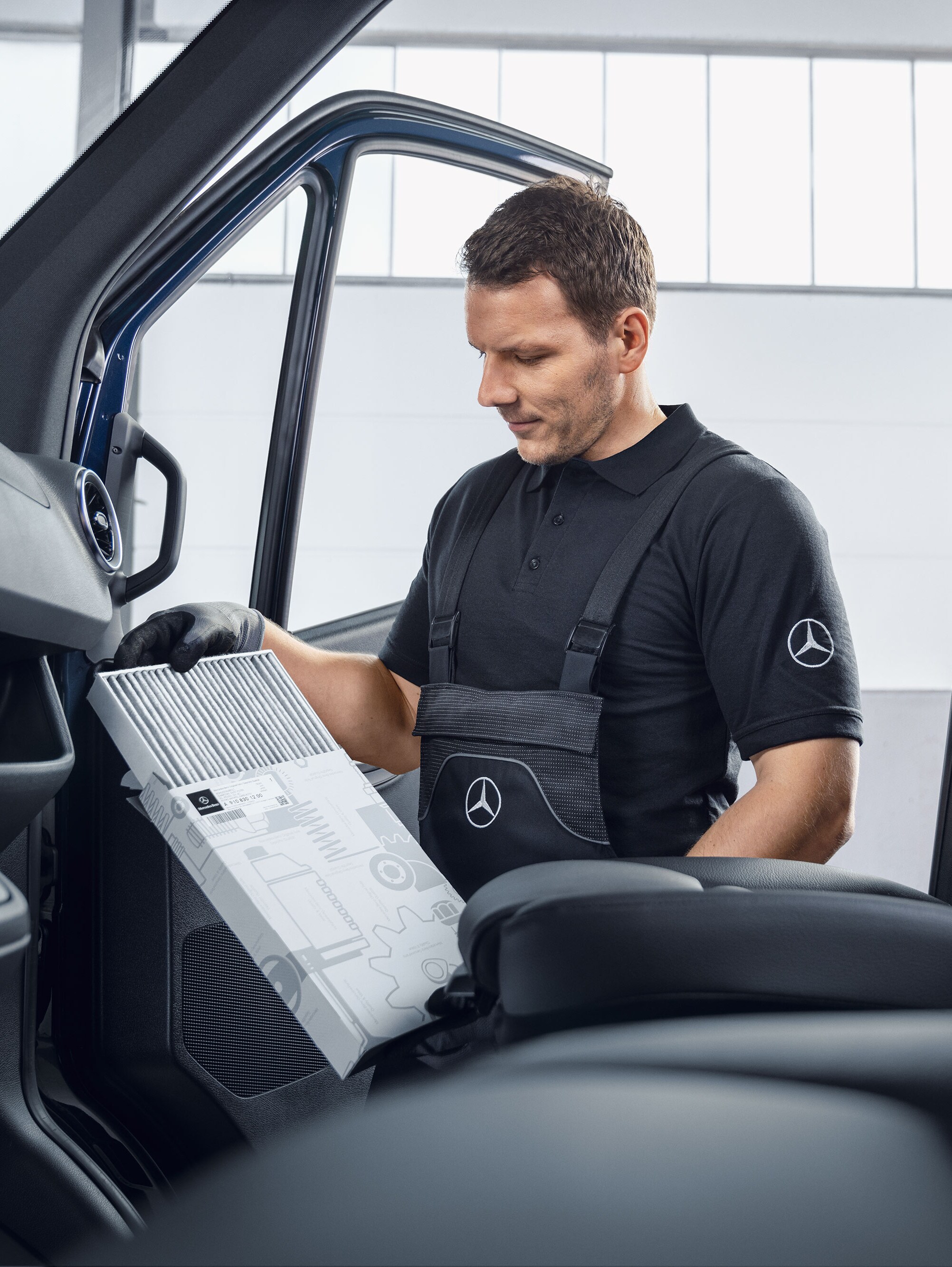 Mercedes-Benz Mechaniker wechselt Luftfilter.