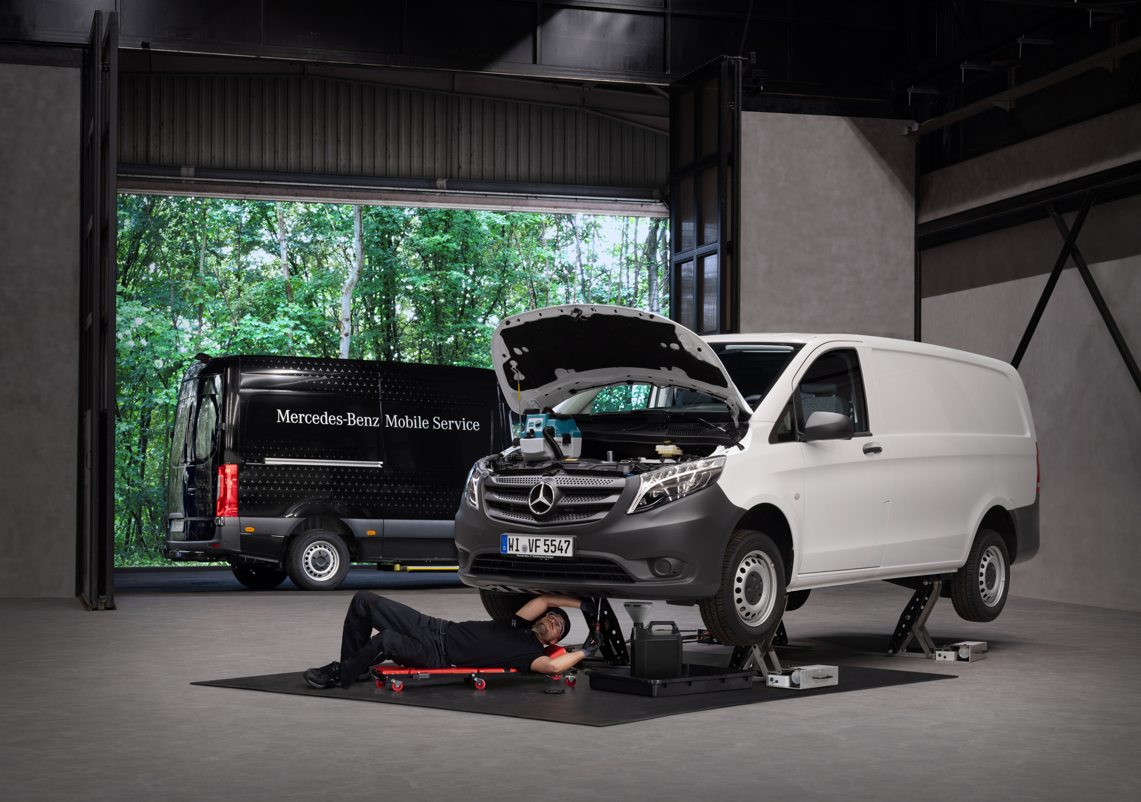 Mercedes-Benz | Mobiler Service | Wartung und Reparatur Ein Techniker repariert einen weißen Mercedes-Benz Vito.