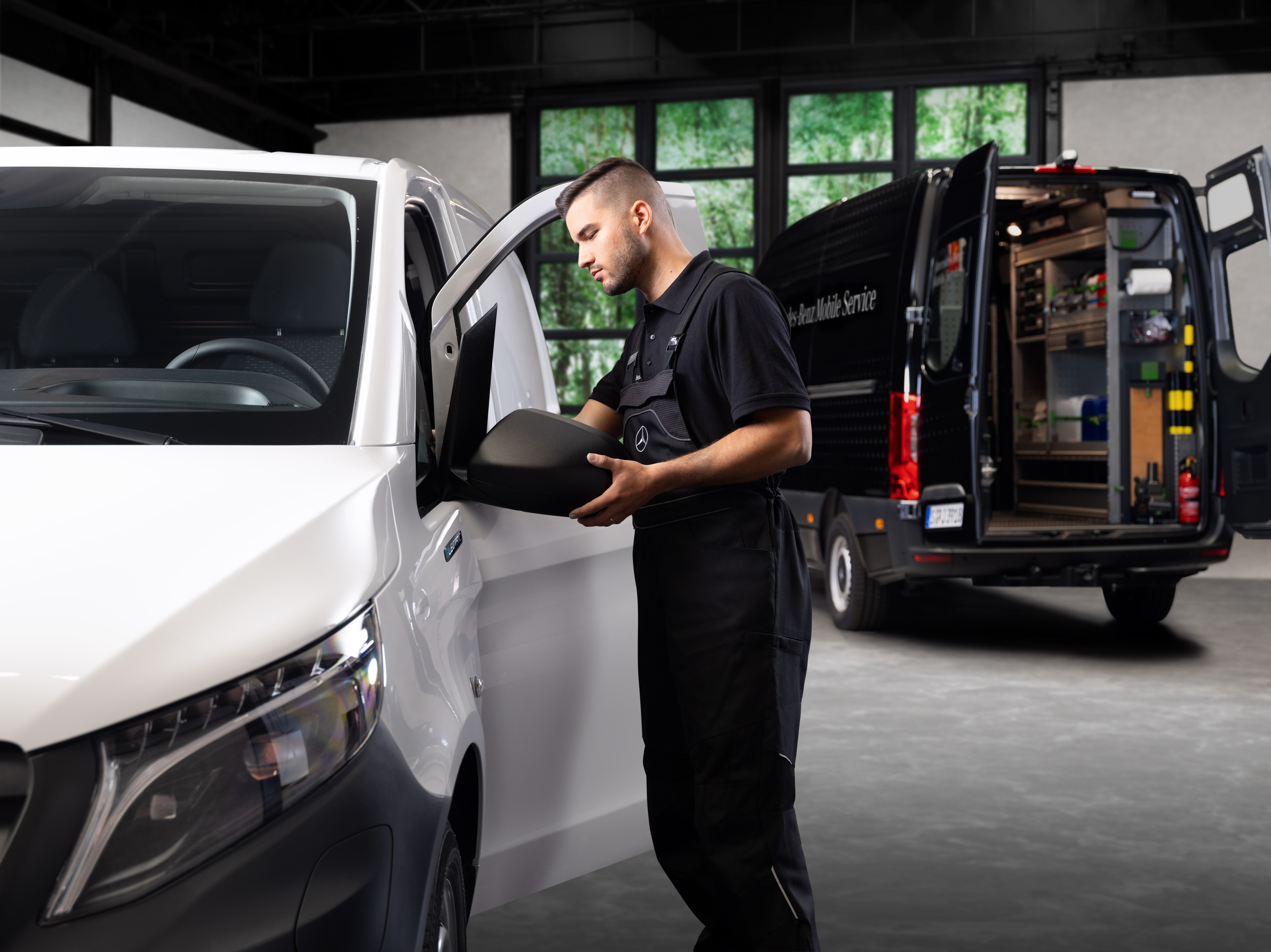Mercedes-Benz | Service mobile | Pièces d'origine Un technicien remplace un rétroviseur extérieur sur un utilitaire léger Mercedes-Benz Vito blanc.