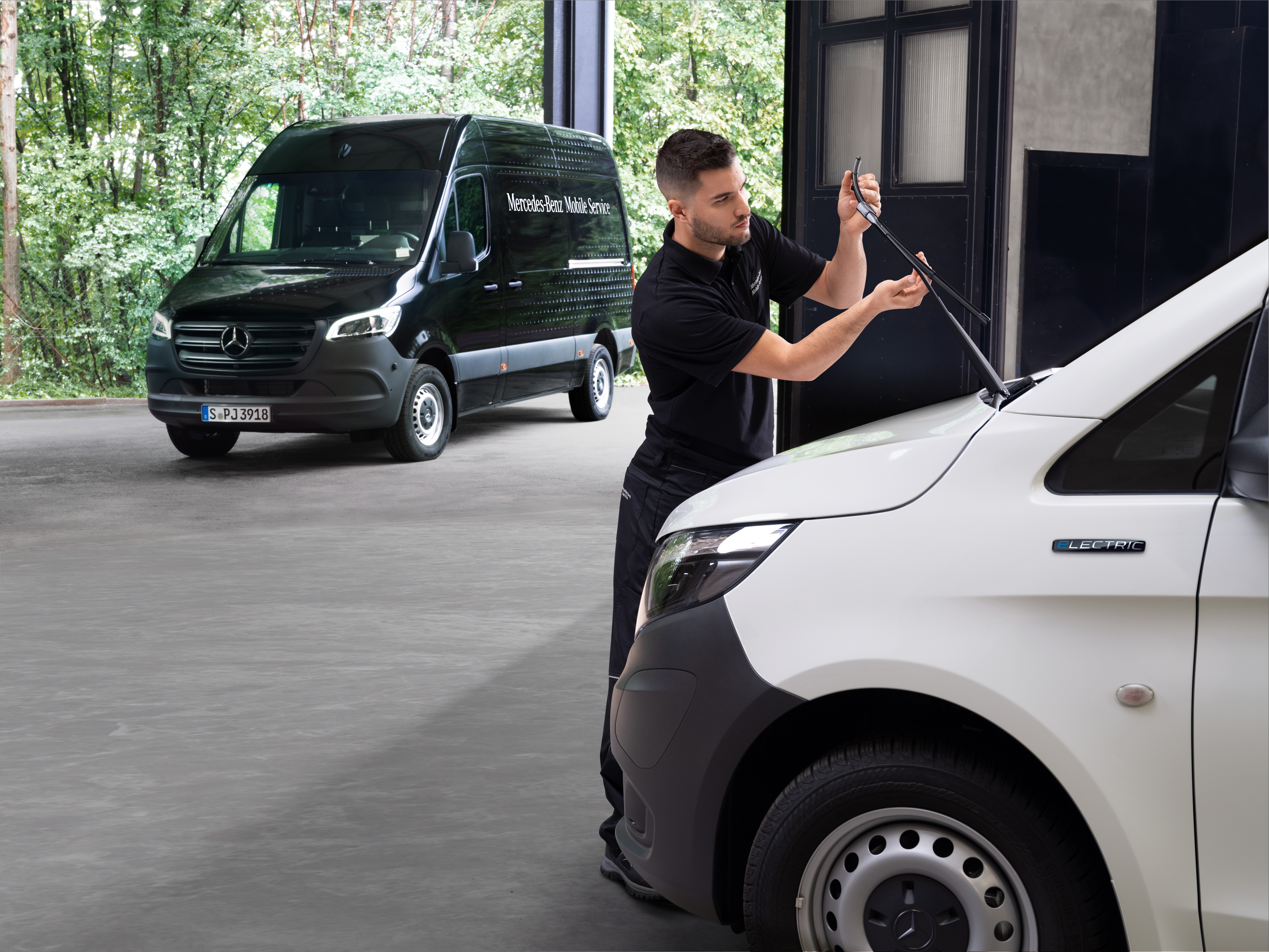 Mercedes-Benz | Mobiler Service | Sonstige Dienstleistungen Ein Techniker wechselt die Wischerblätter an einem weißen Mercedes-Benz Vito Transporter.
