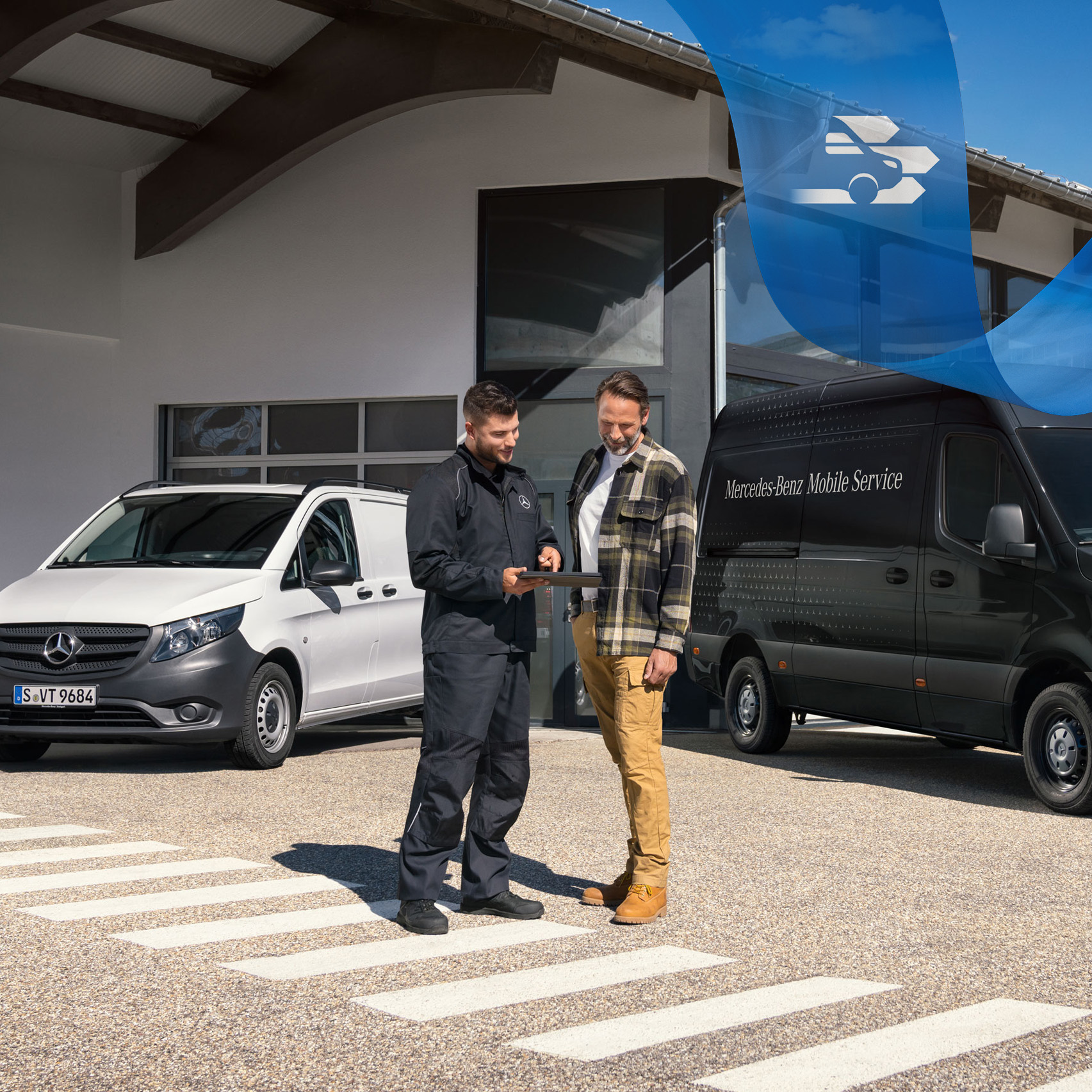 Mercedes-Benz | Services pour utilitaires légers Deux hommes discutent devant un utilitaire léger Mercedes-Benz Vito blanc et un utilitaire léger Mercedes-Benz Sprinter noir.