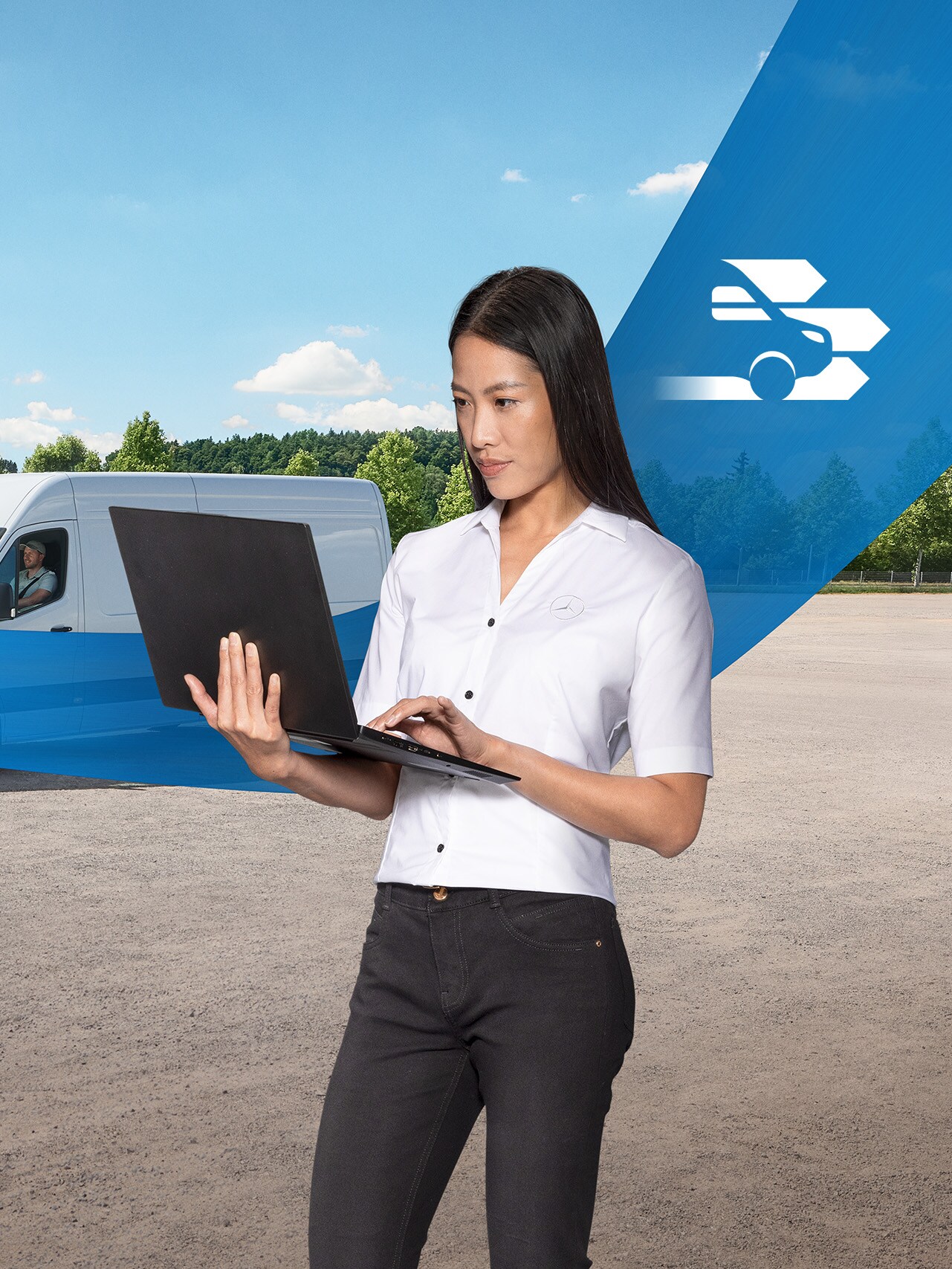 Frau mit Laptop vor einem weißen Transporter, mit einem blauen Band, das quer durch das Bild läuft. Die durchsichtige Motorhaube symbolisiert die Mercedes-Benz Diagnose.
