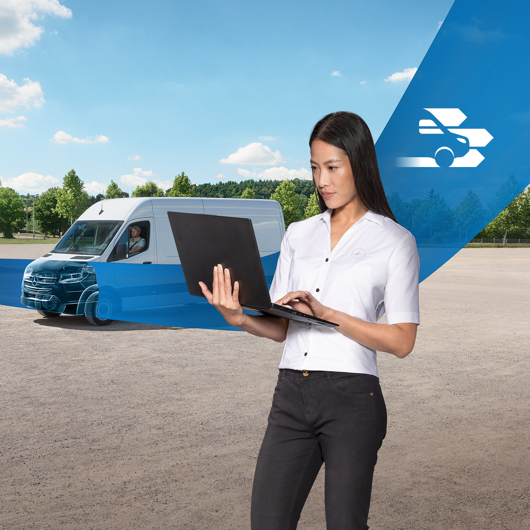 Mercedes-Benz | Transporter Dienstleistungen | Übersicht Frau mit Laptop vor einem weißen Transporter, mit einem blauen Band, das quer durch das Bild läuft. Die durchsichtige Motorhaube symbolisiert die Mercedes-Benz Diagnose.