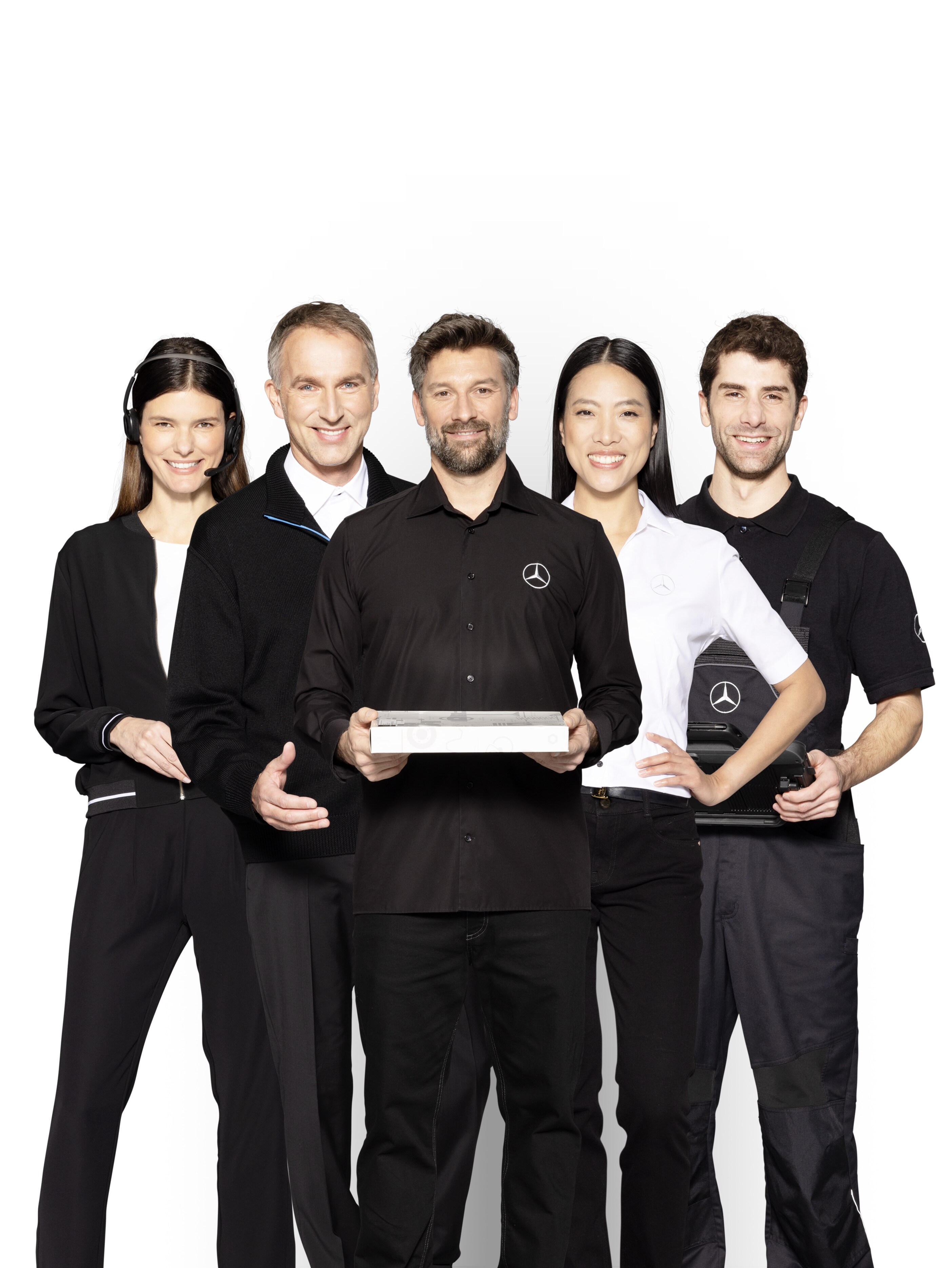 Cinq témoignages Mercedes-Benz symbolisant les services des véhicules utilitaires Mercedes-Benz.