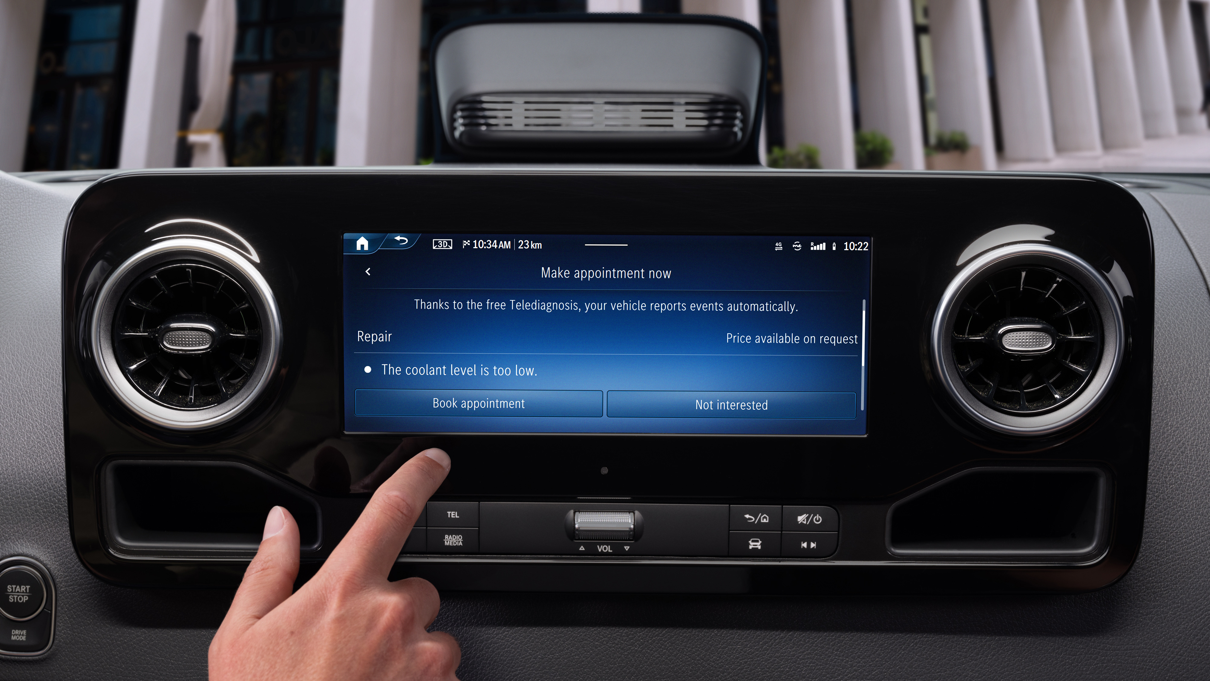 Mercedes-Benz | Transportertechnik | Onboard Service App Touchscreen im Mercedes zeigt Mercedes Benz Diagnose mit Hinweis auf niedrigen Kühlmittelstand.