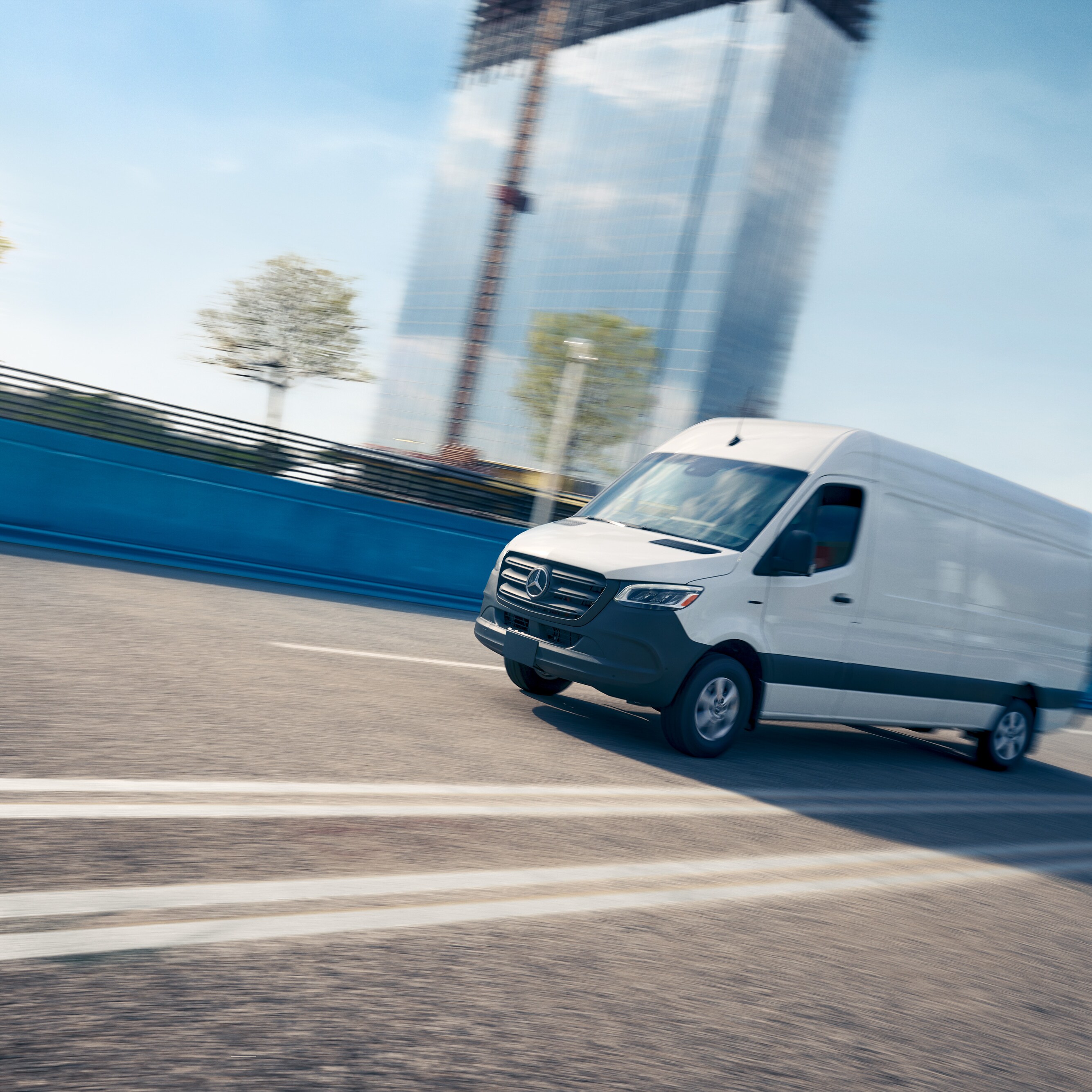 Utilitaire blanc roulant sur la route, promotion de l’application Mercedes-Benz Service avec prise de rendez-vous en ligne.