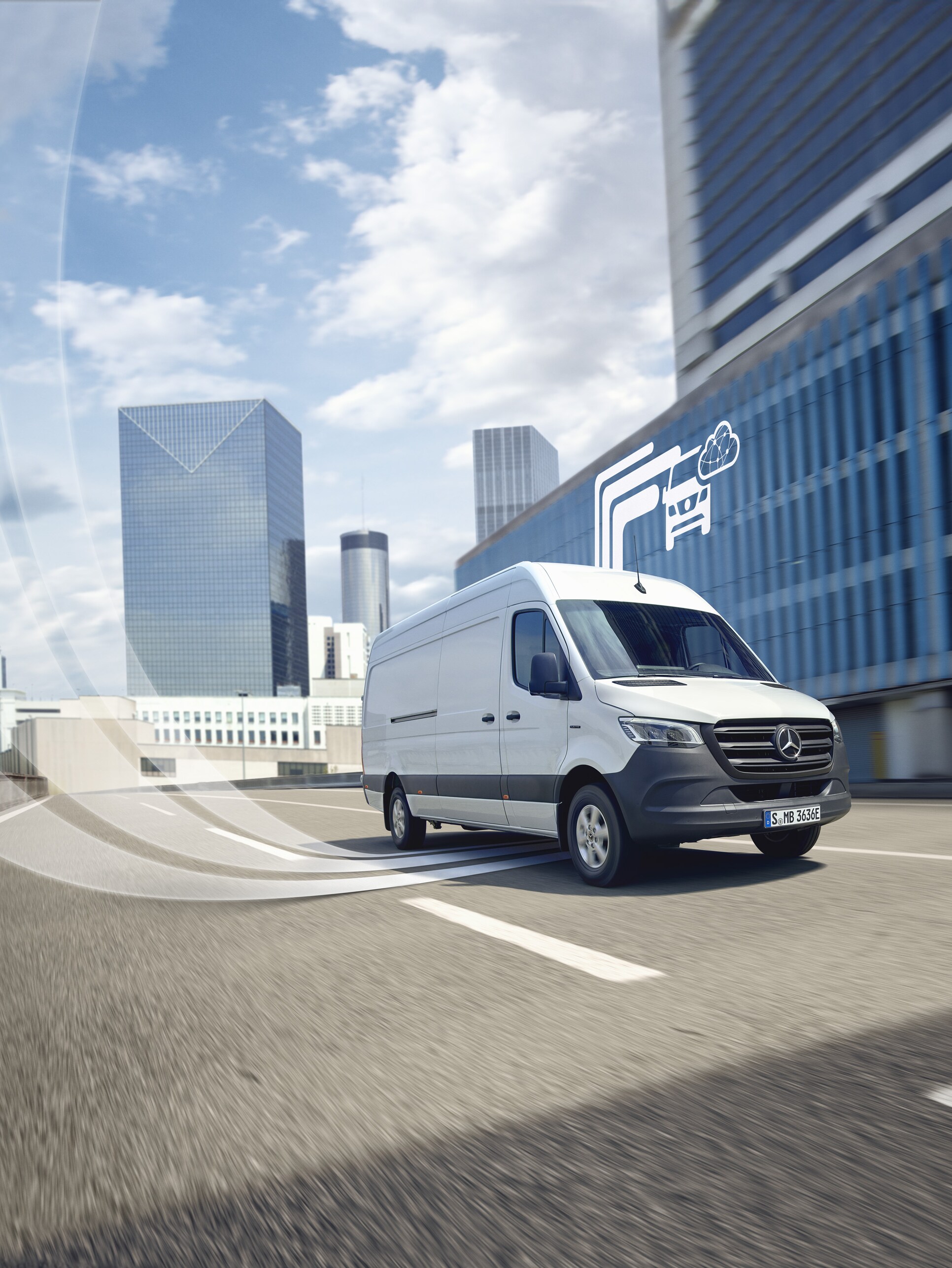 Ein weißer Mercedes-Benz Transporter fährt durch die Stadt, im Hintergrund das digitale Symbol der Mercedes-Benz Technik.
