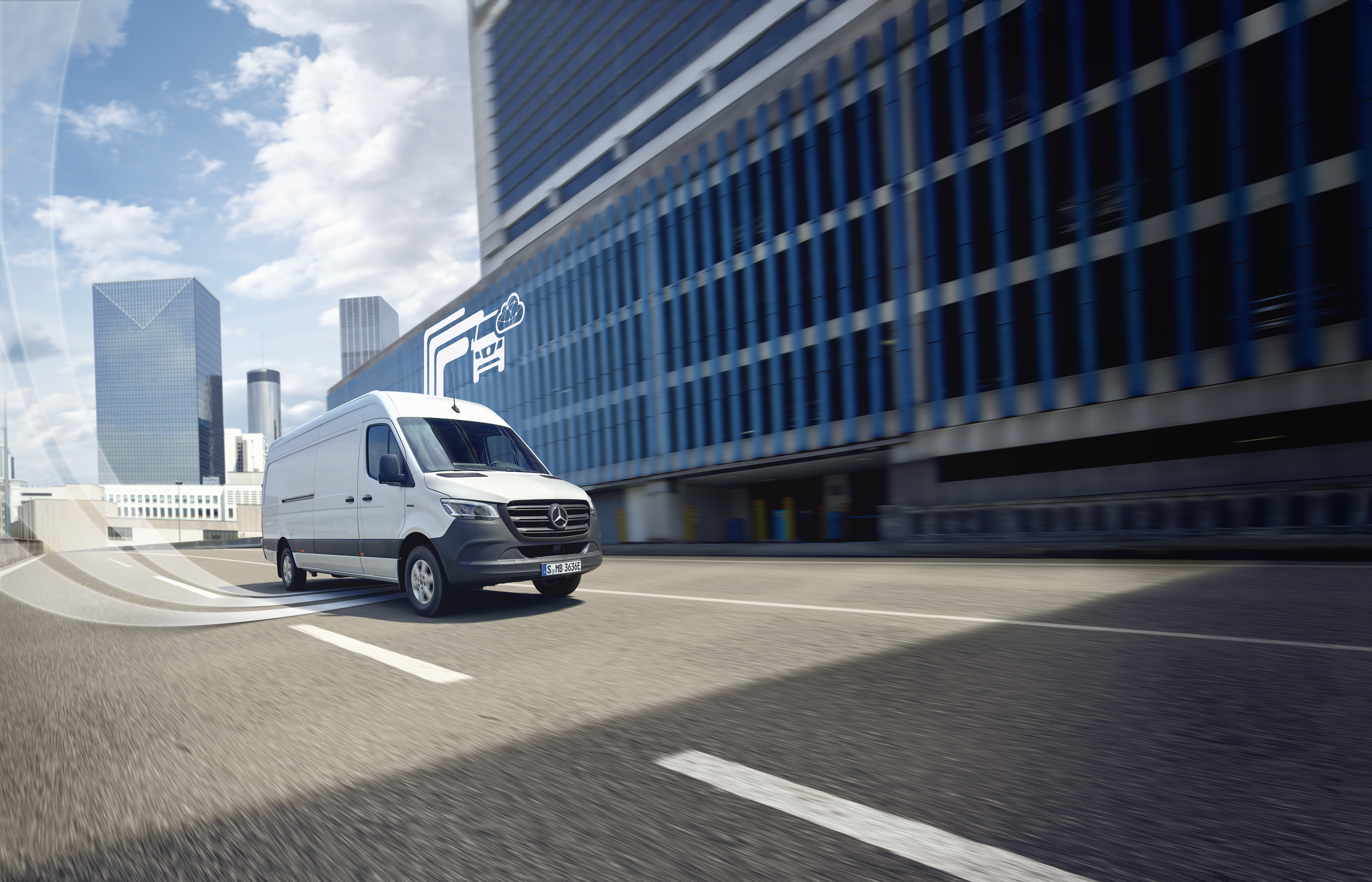 Mercedes-Benz | Transportertechnik | Van Uptime Monitor Mercedes-Benz Transporter auf der Fahrt durch die Stadt, vernetzt für optimale Mercedes-Benz Betriebszeit und Fahrzeugüberwachung.