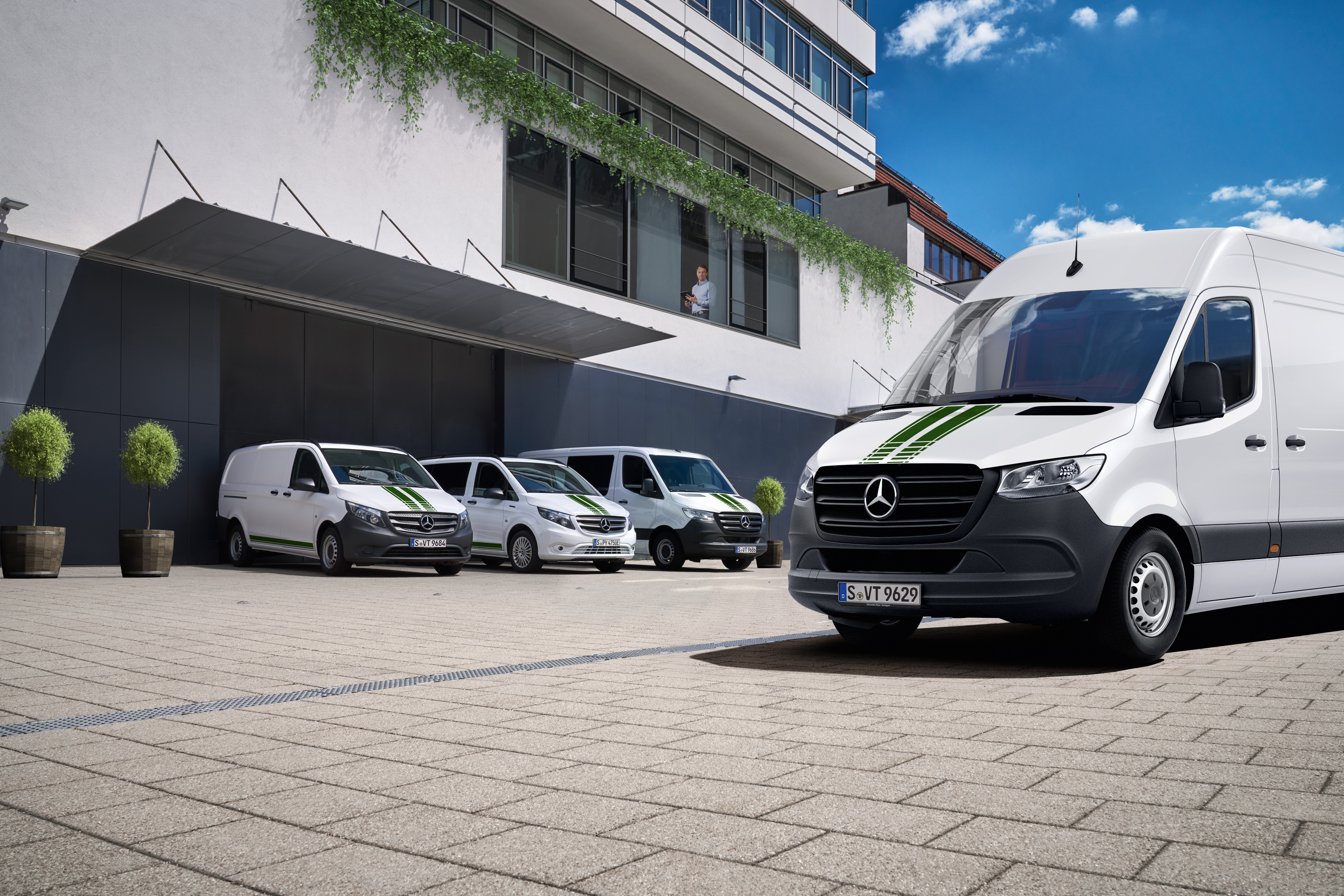 Mercedes-Benz | Technologie pour utilitaires légers | Van Uptime Monitor Une flotte d'utilitaires légers Mercedes-Benz devant un bâtiment, symbolisant le suivi numérique de la flotte.