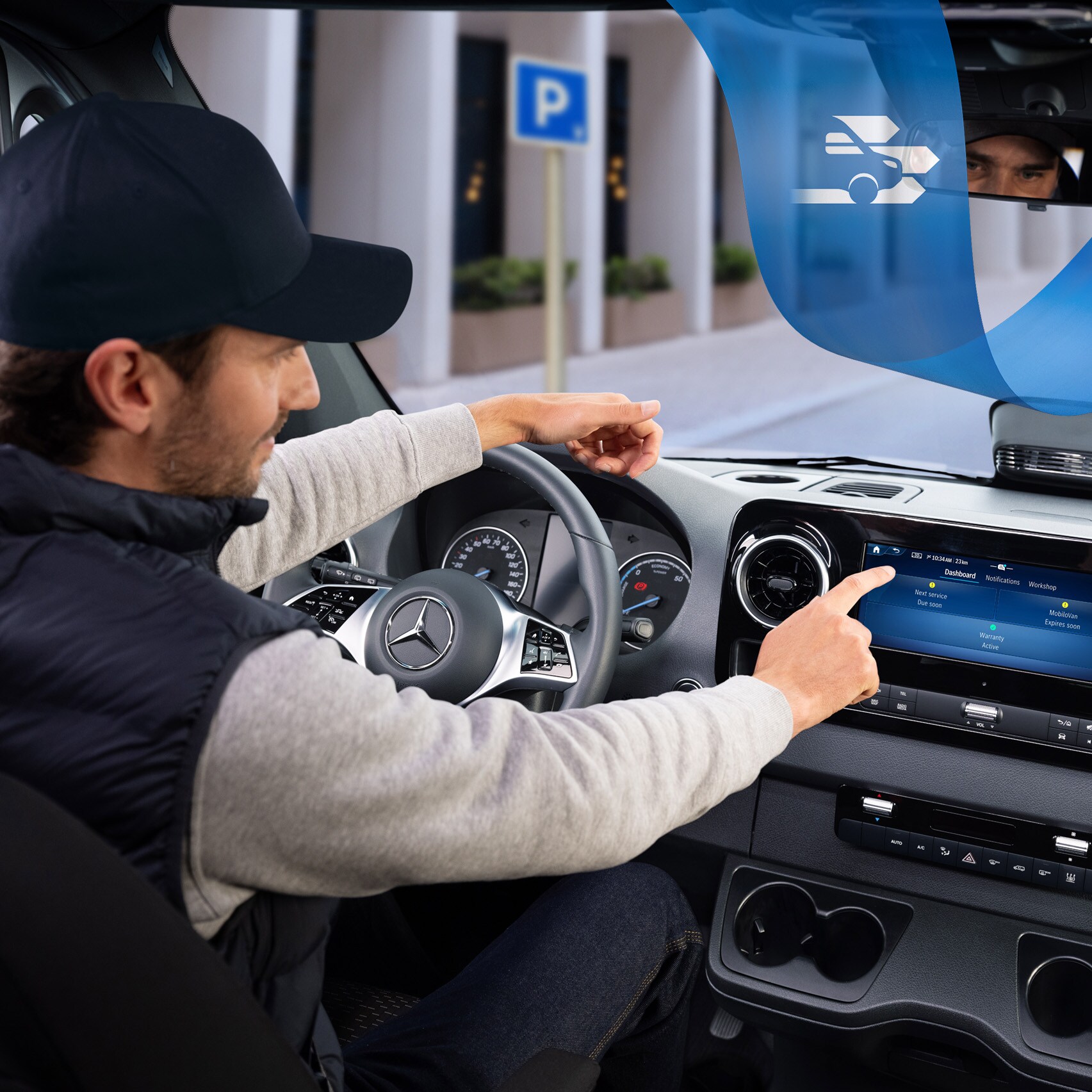 Fahrer, der die Mercedes-Benz Service App im Fahrzeug nutzt, um Servicetermine bequem zu buchen und zu verwalten.