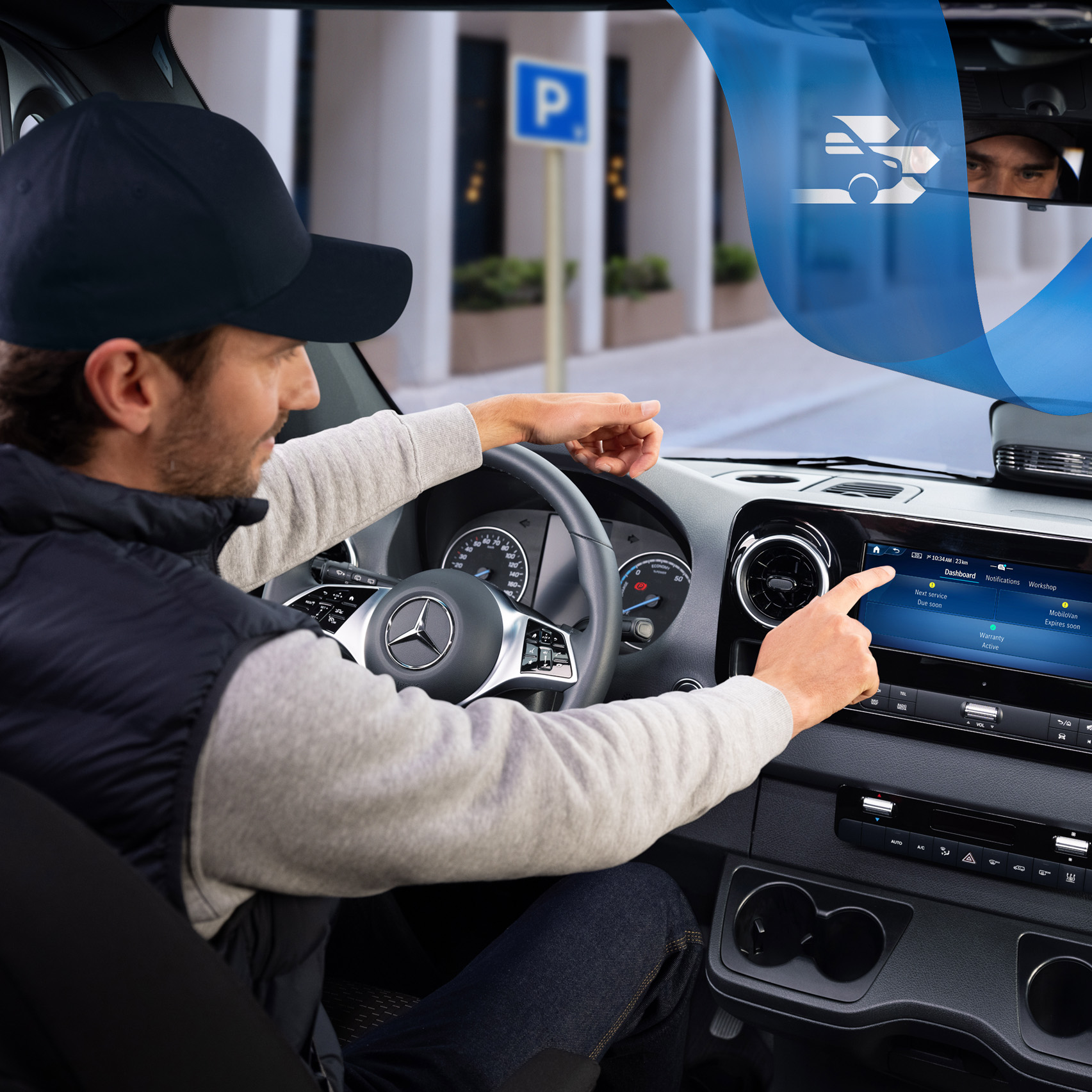 Mercedes-Benz | Transportertechnik | OSA Fahrer, der die Mercedes-Benz Service App im Fahrzeug nutzt, um Servicetermine bequem zu buchen und zu verwalten.