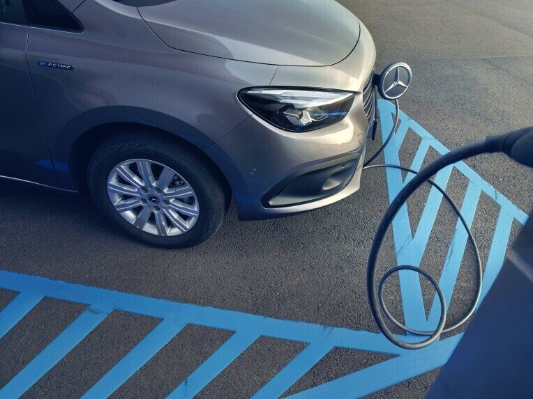 Le Mercedes-Benz eCitan Tourer en charge à une borne de recharge.