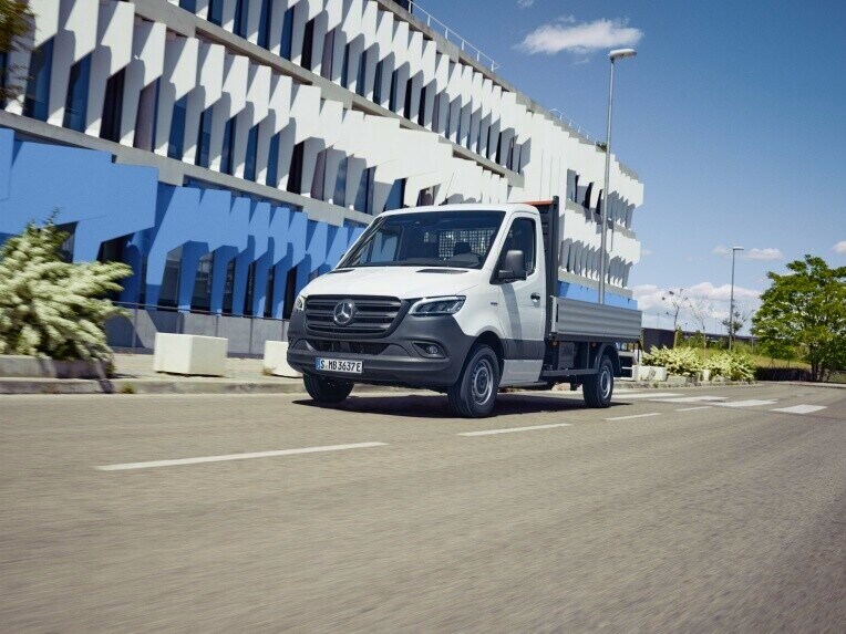 Le Mercedes-Benz eSprinter châssis-cabine sur la route.