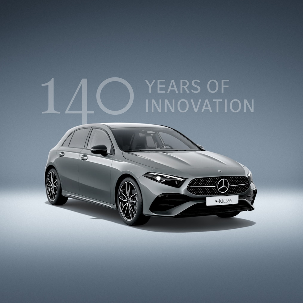 Blick auf einen Mercedes-Benz A 250 e mit EQ-Hybridtechnologie an einer Ladestation.