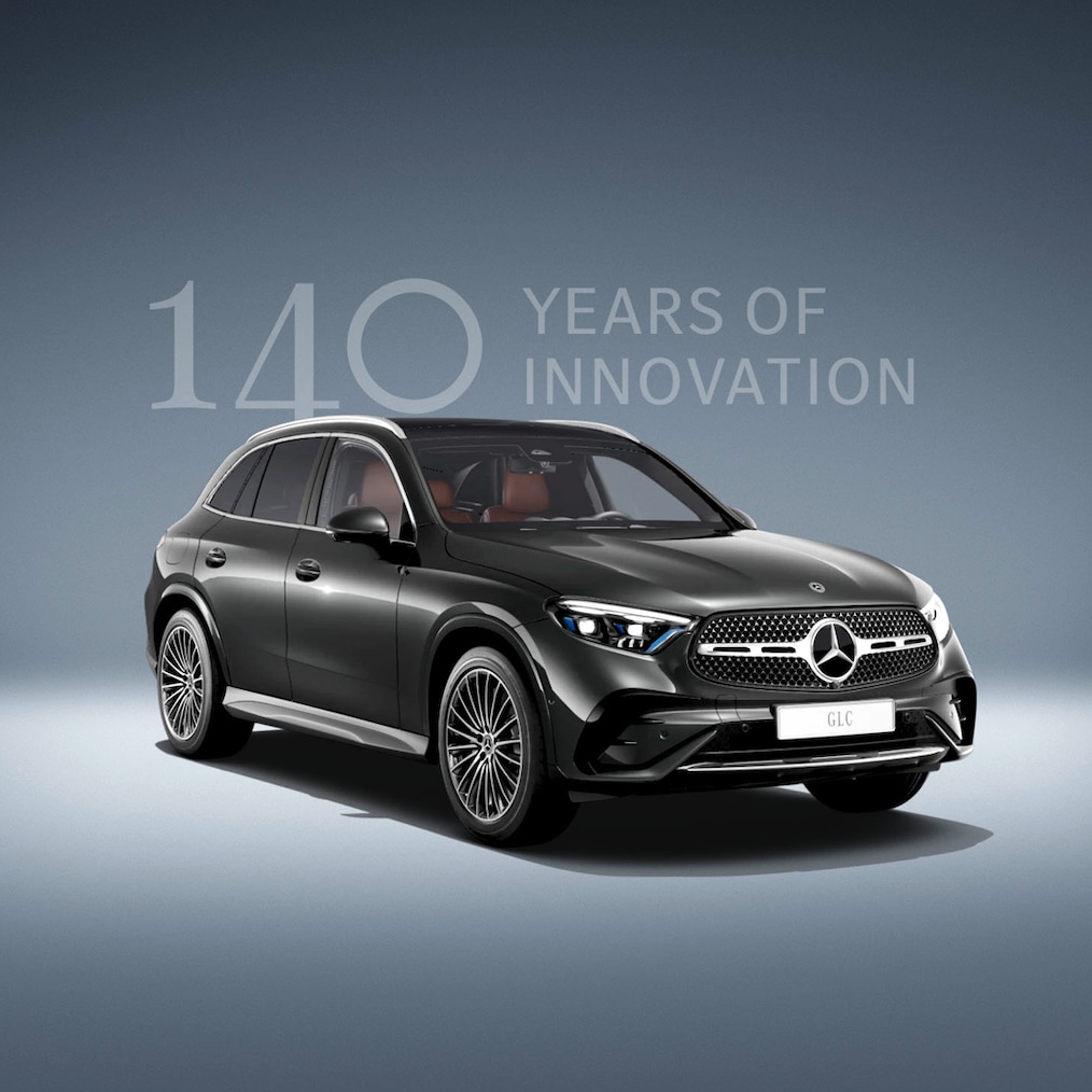 Blick durch die offene Heckklappe in den geräumigen Laderaum.