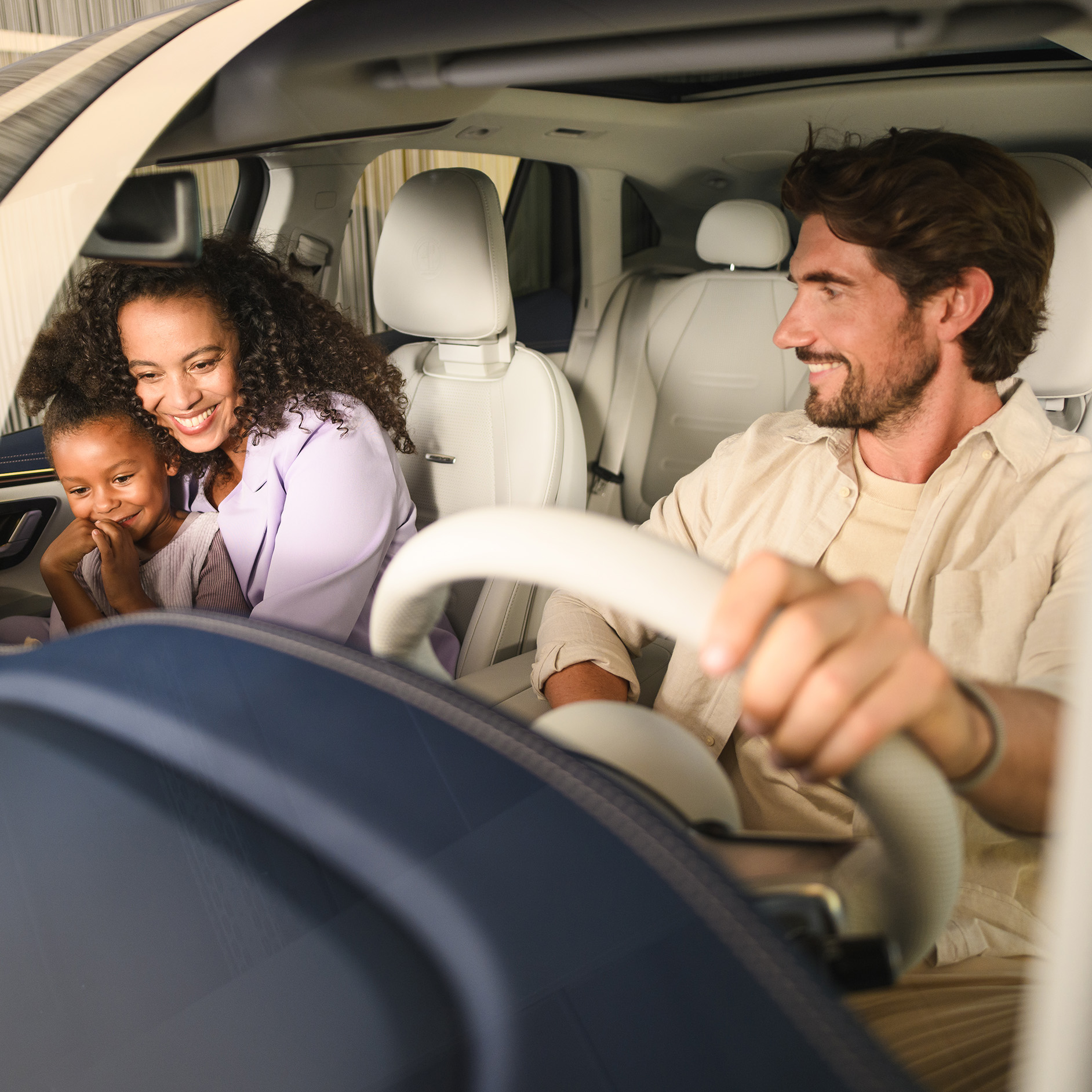 Informations de contact Deux personnes et un enfant dans un véhicule Mercedes-Benz.