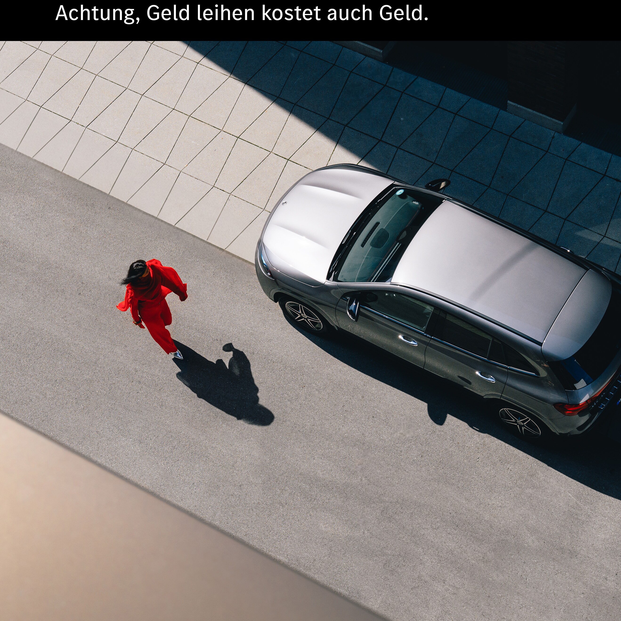 Eine Frau nähert sich einem Mercedes EQA.