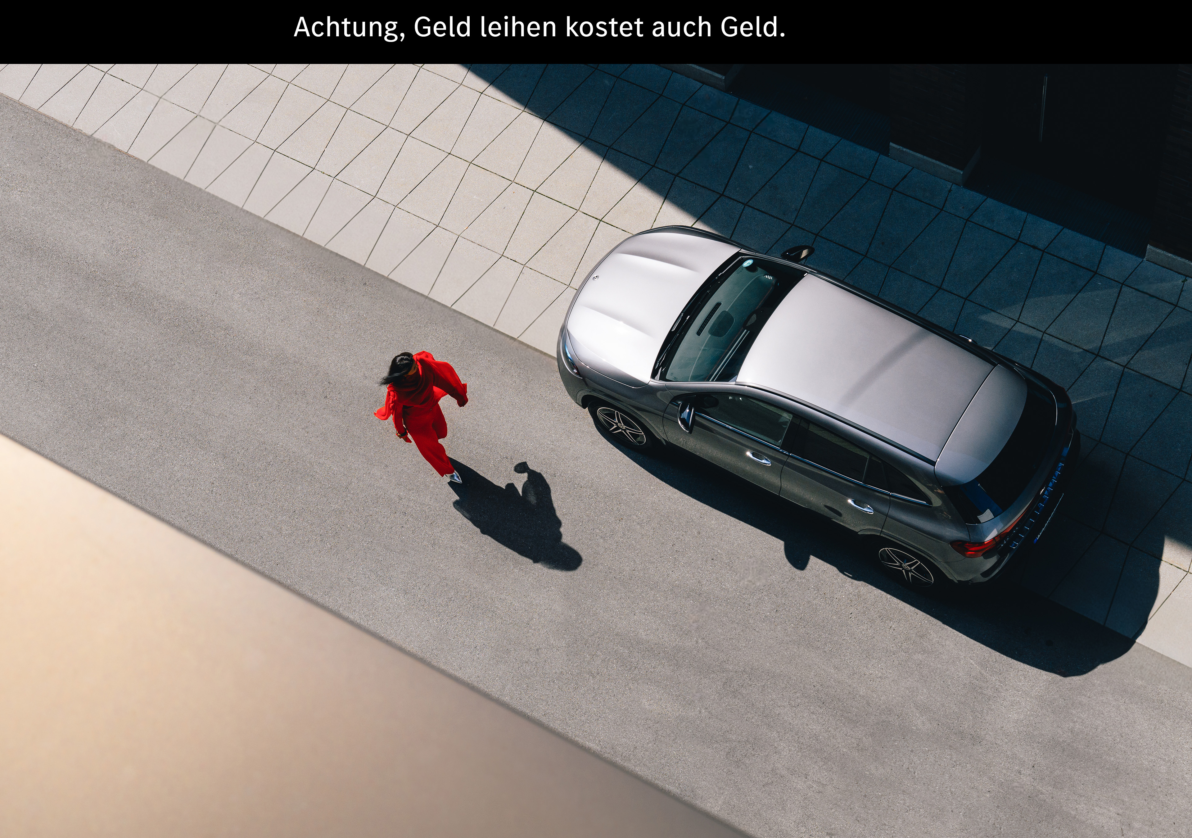 Finanzierungsangebote für Ihren Mercedes-Benz. Eine Frau nähert sich einem Mercedes EQA.