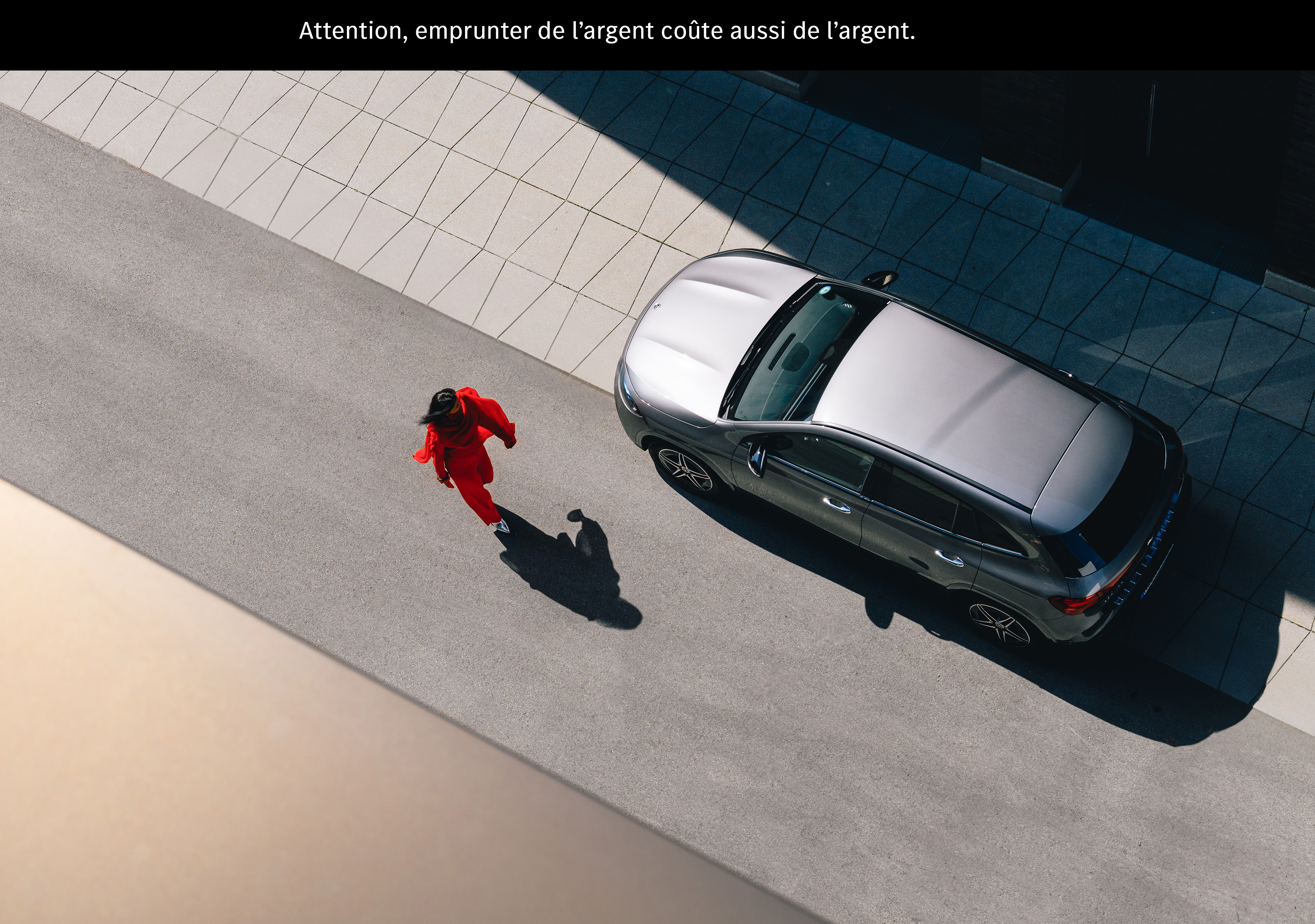 Offres de financement pour votre Mercedes-Benz Une femme s’approche d’une Mercedes EQA.