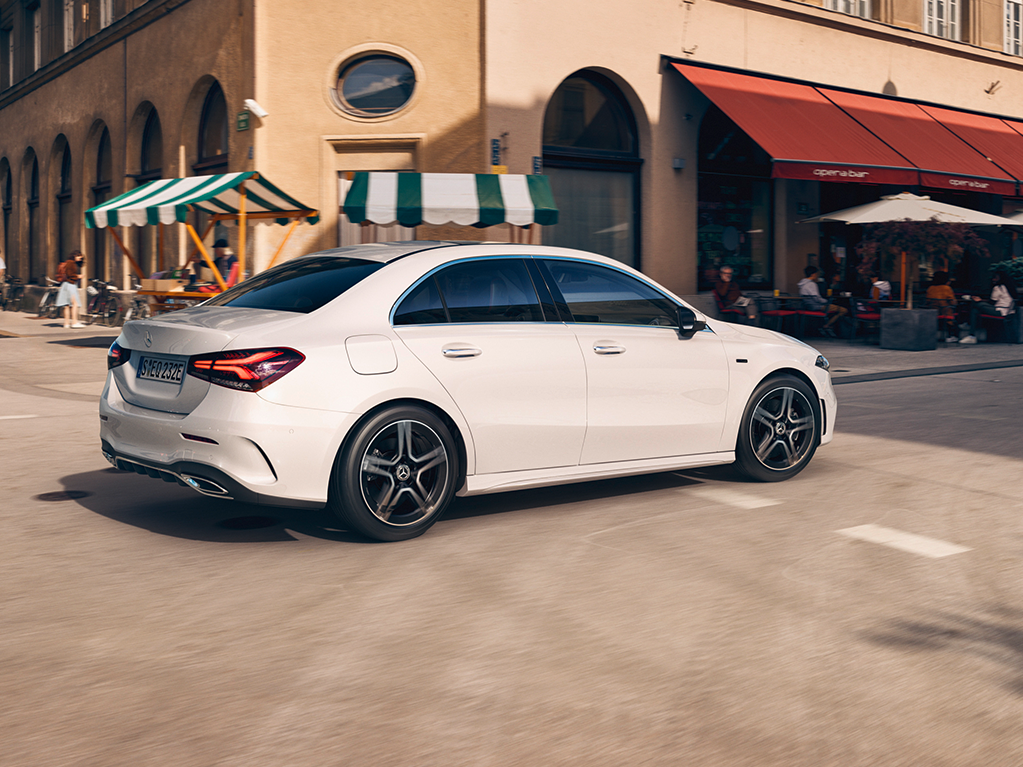 De afbeelding toont de Mercedes-Benz A-Klasse Berline.