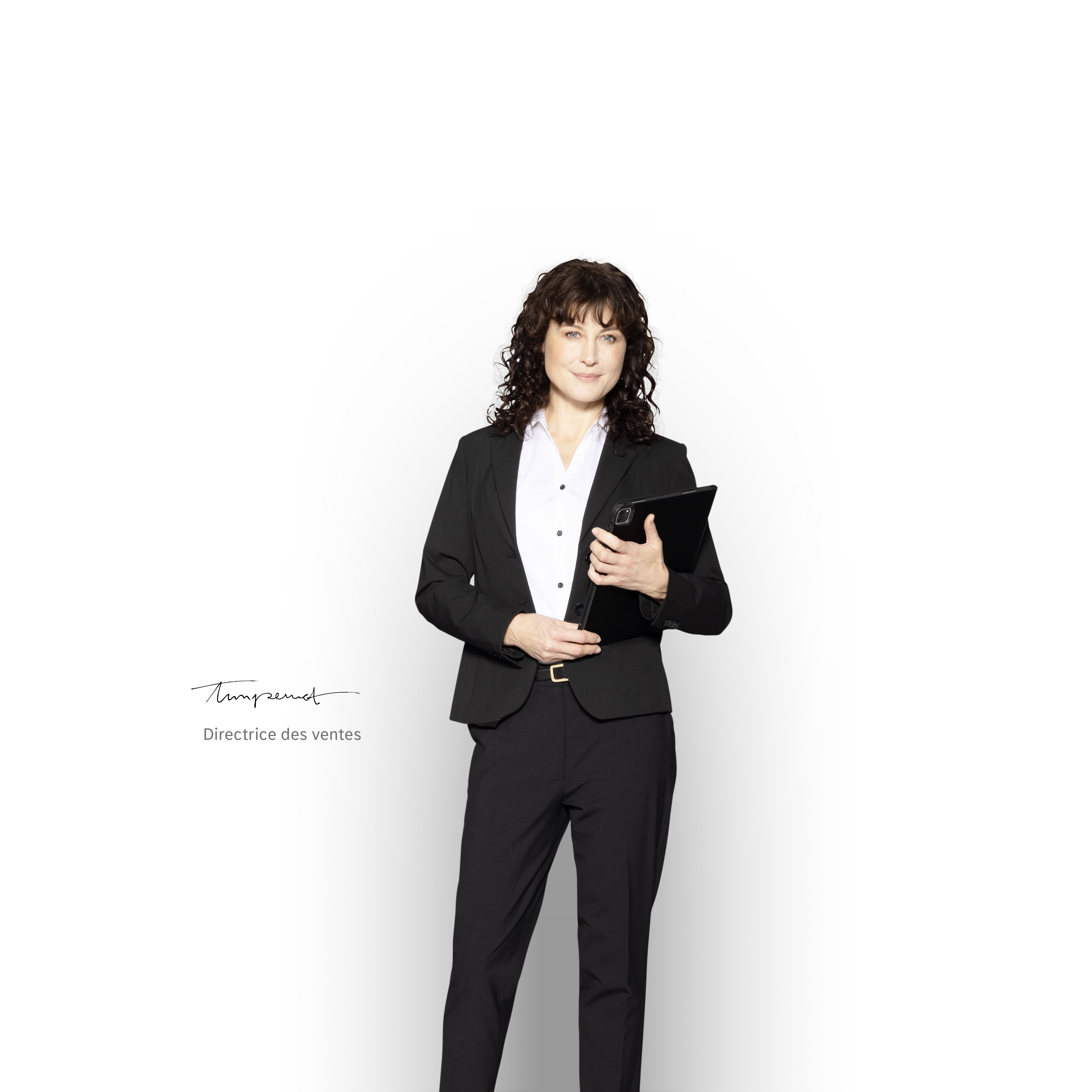 Mercedes-Benz | Garantie de qualité sur les utilitaires légers Responsable des ventes Mercedes-Benz, tablette en main, tablette à la main, prête à fournir des informations sur la garantie des nouveaux véhicules.