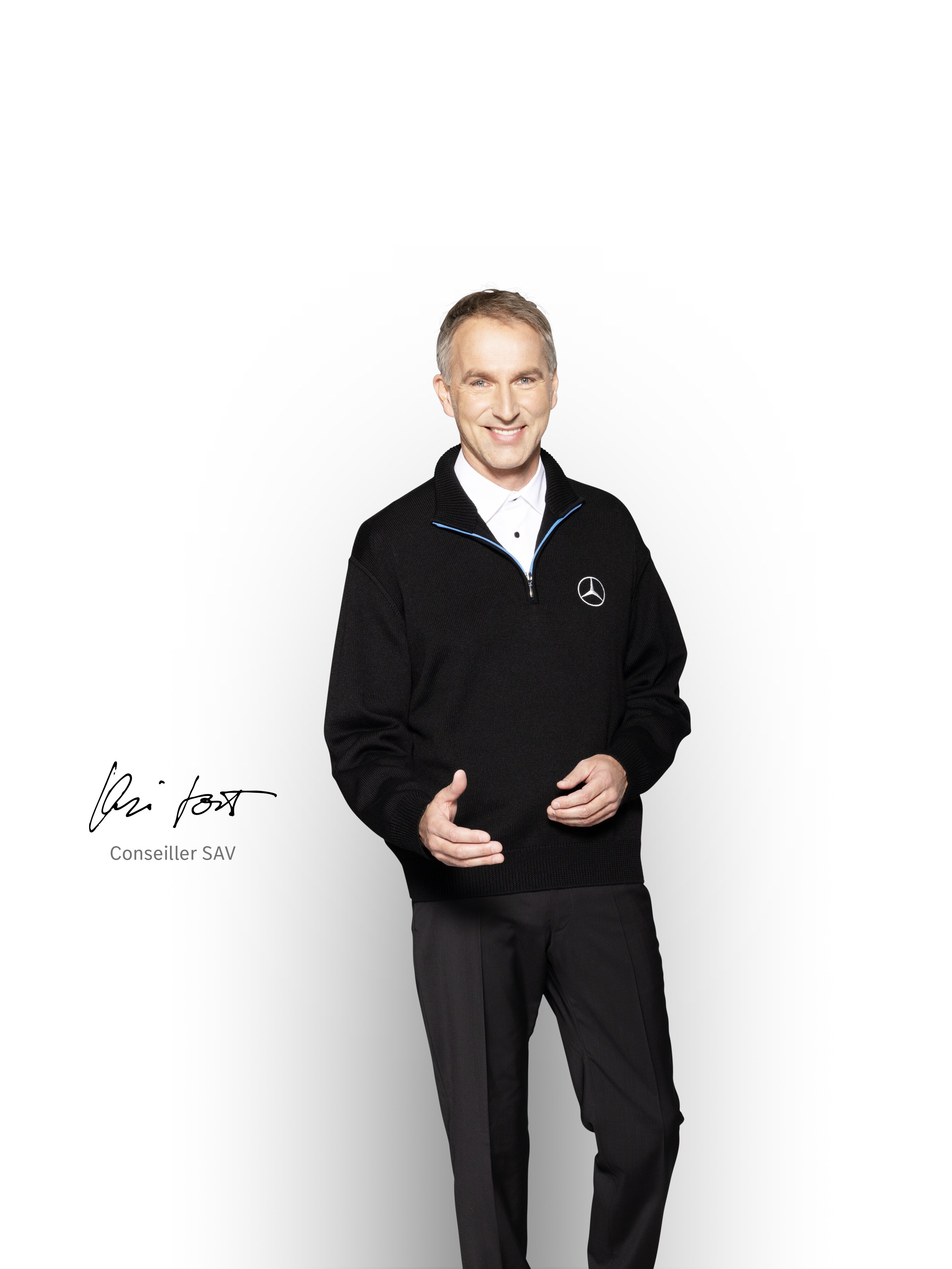 Conseiller en maintenance tout sourire en assurant le meilleur service de maintenance aux véhicules utilitaires Mercedes-Benz.