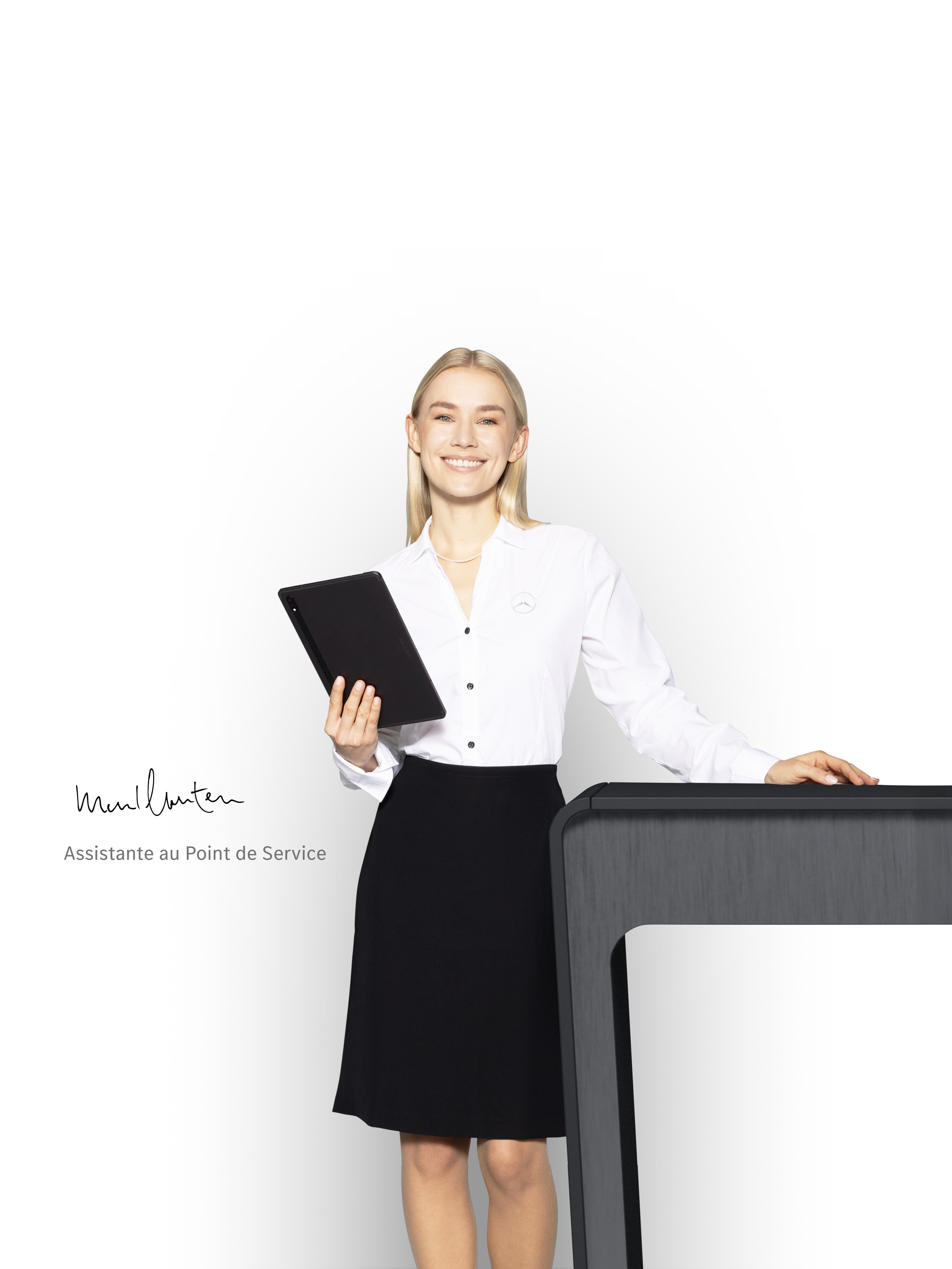 Une femme, assistante vedette, debout, une tablette à la main, prête à apporter son aide de manière compétente.