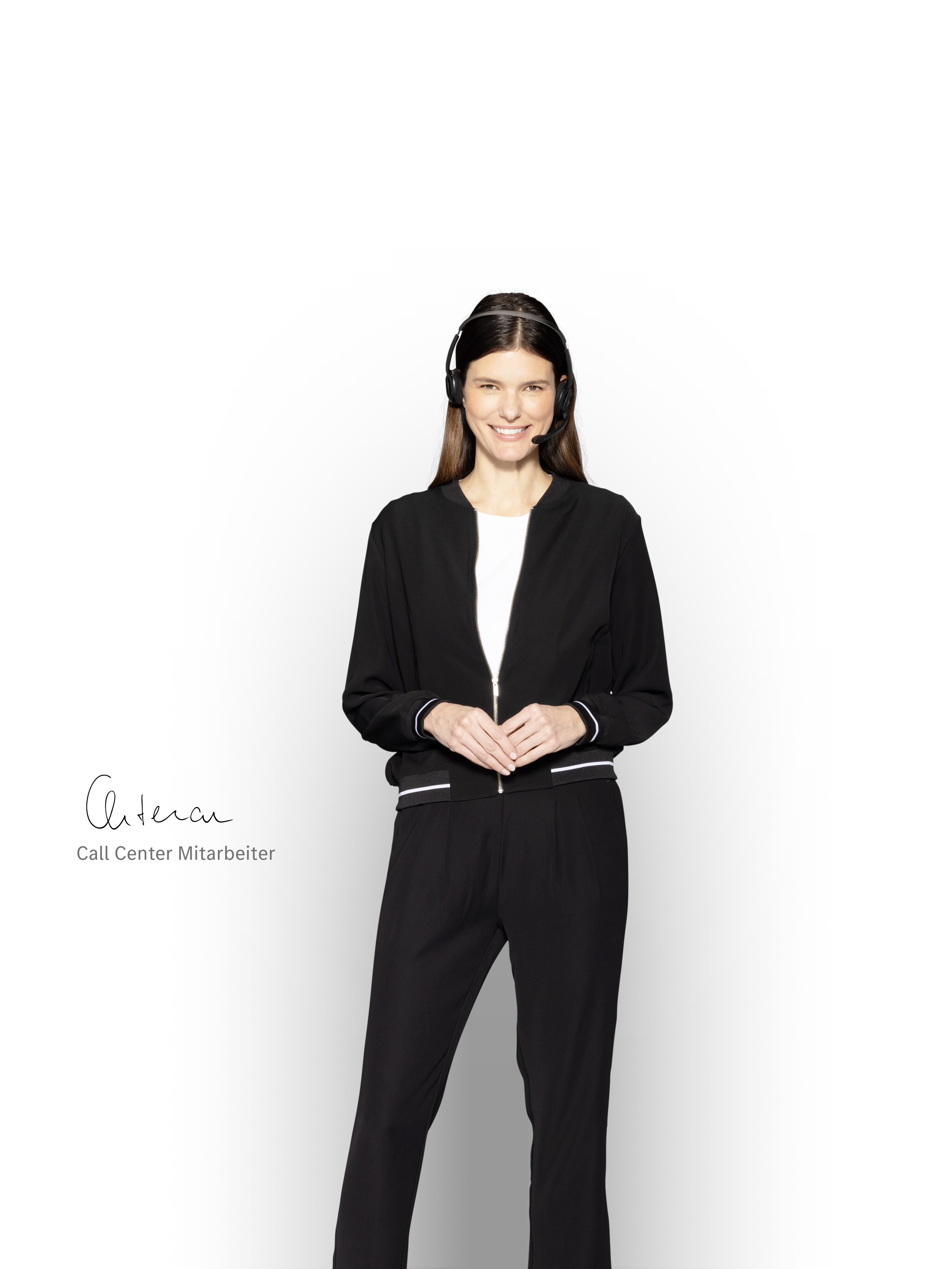 Ein kompetenter Supportmitarbeiter lächelt.