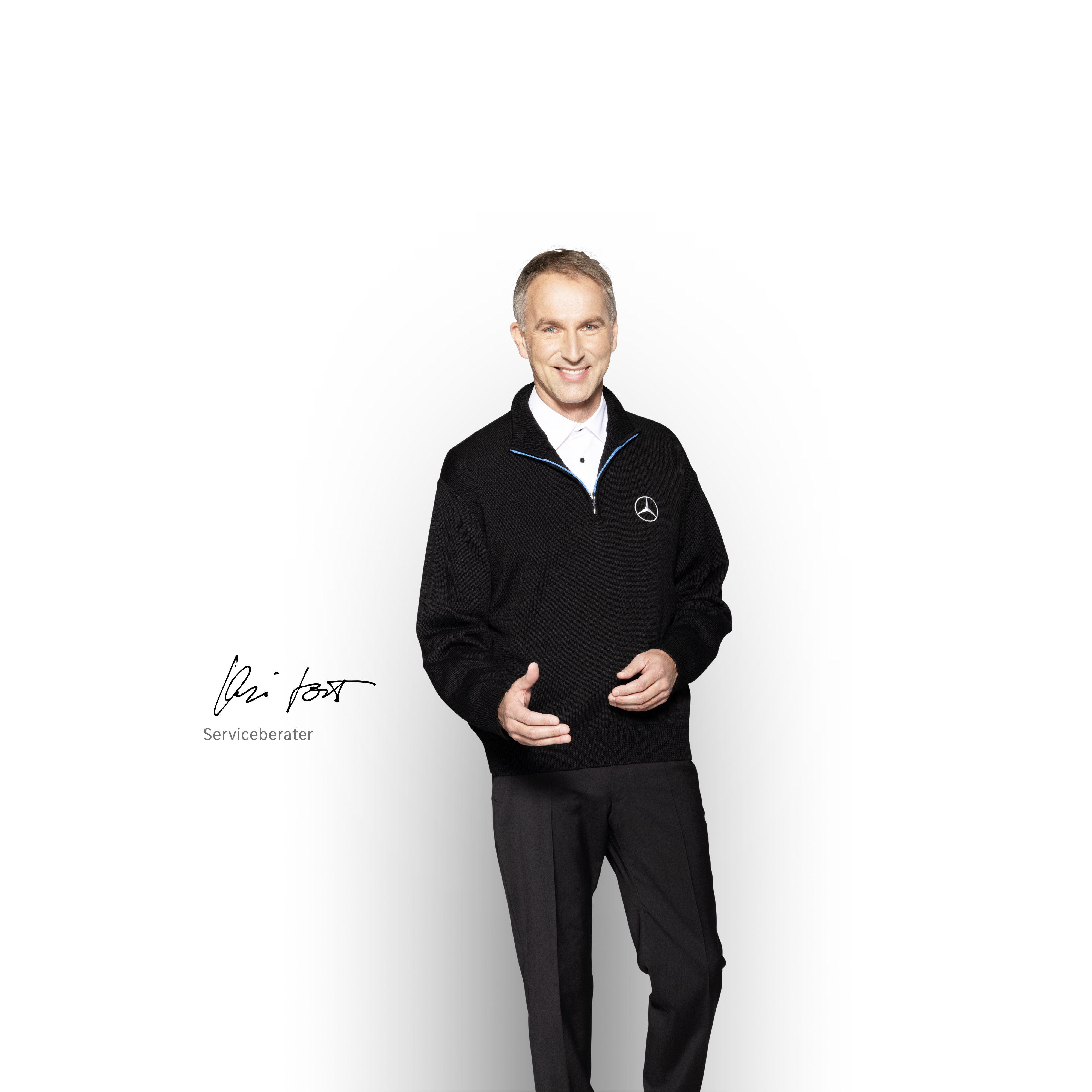 Mercedes-Benz | Transportertechnik | OSA Bild eines Mercedes-Benz Serviceberaters, der über Konnektivitätslösungen informiert.