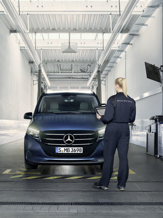 Des services spéciaux tels que la réparation des vitres ou l'entreposage des pneus vous sont proposés à prix fixes dans le Mercedes-Benz Van ProCenter.