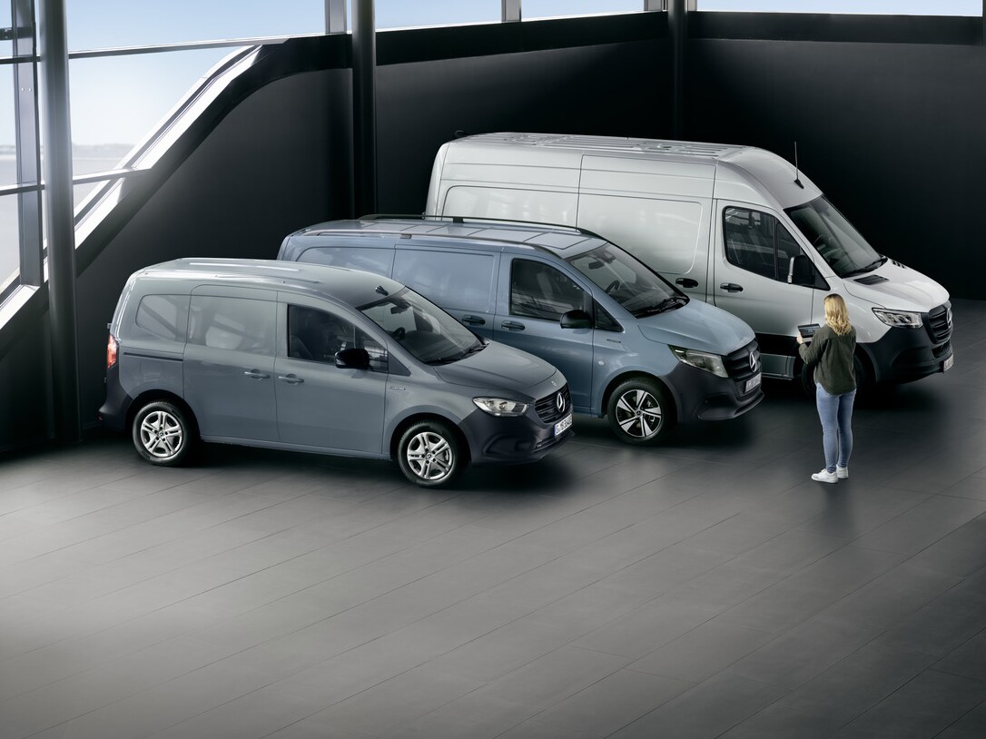 Ein Mercedes-Benz Sprinter Kastenwagen wird beladen.