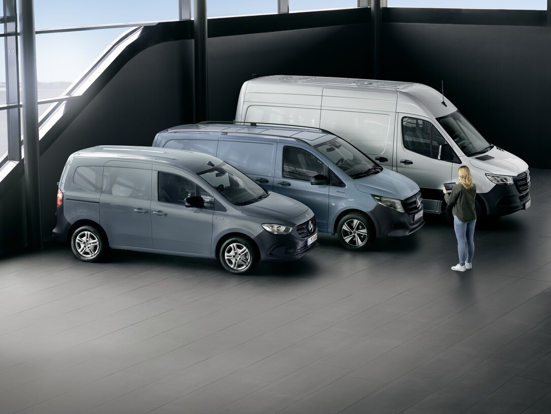 Ein Mercedes-Benz Sprinter Kastenwagen wird beladen.