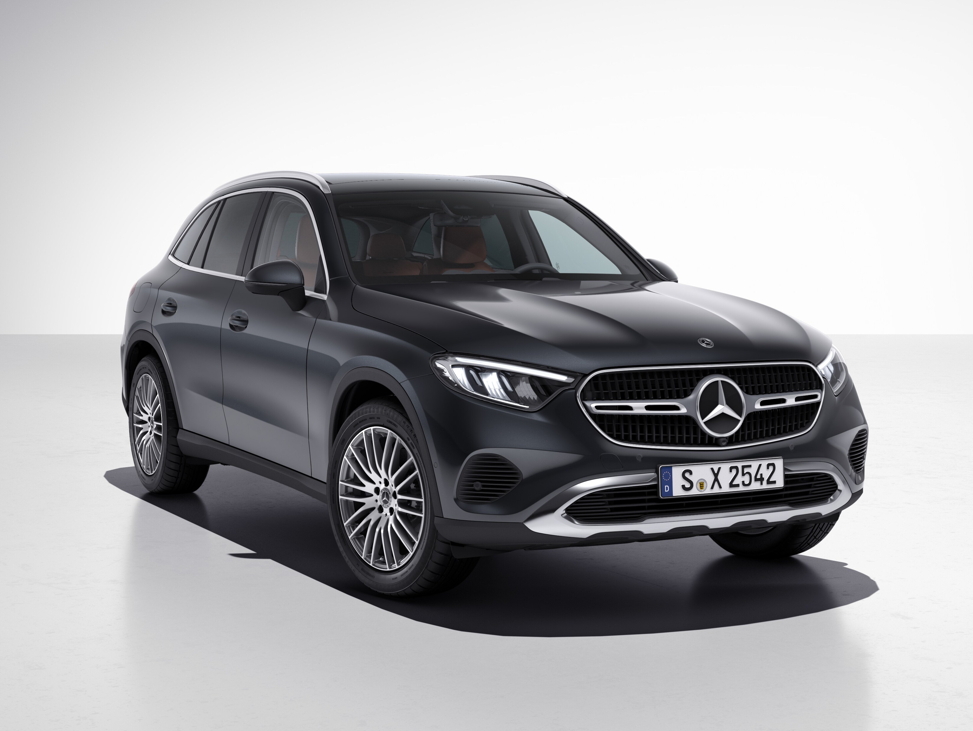 Der neue GLC SUV von Mercedes-Benz in einer seitlichen Frontansicht mit Luxury Line.