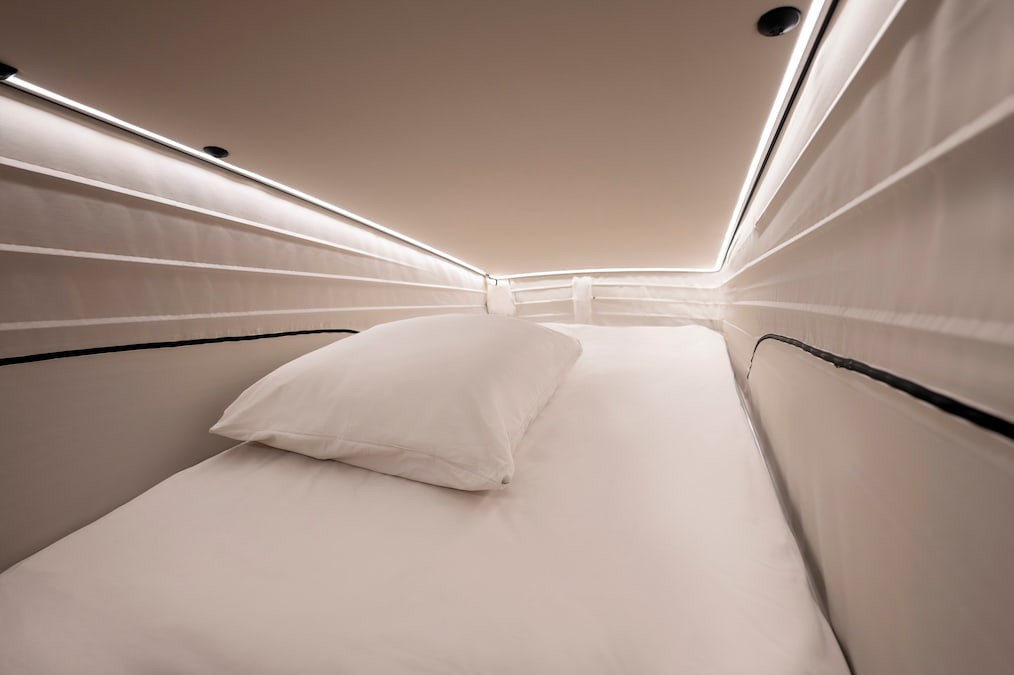 Das Dachbett der Marco Polo mit LED-Leuchten und Lüftungsdüsen links und rechts.