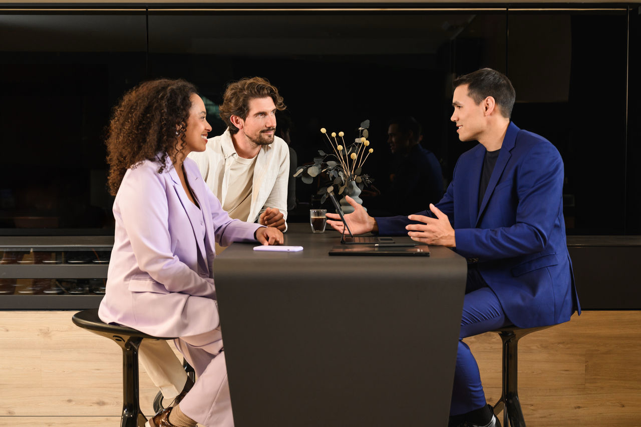 Conseil sur les véhicules utilitaires Mercedes-Benz. Des clients discutent de leurs besoins en mobilité professionnelle et des options de véhicules utilitaires avec un conseiller.