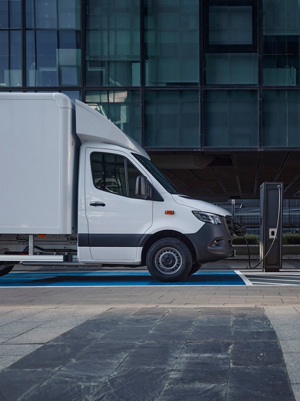 eVans modeloverzicht aan een laadpaal