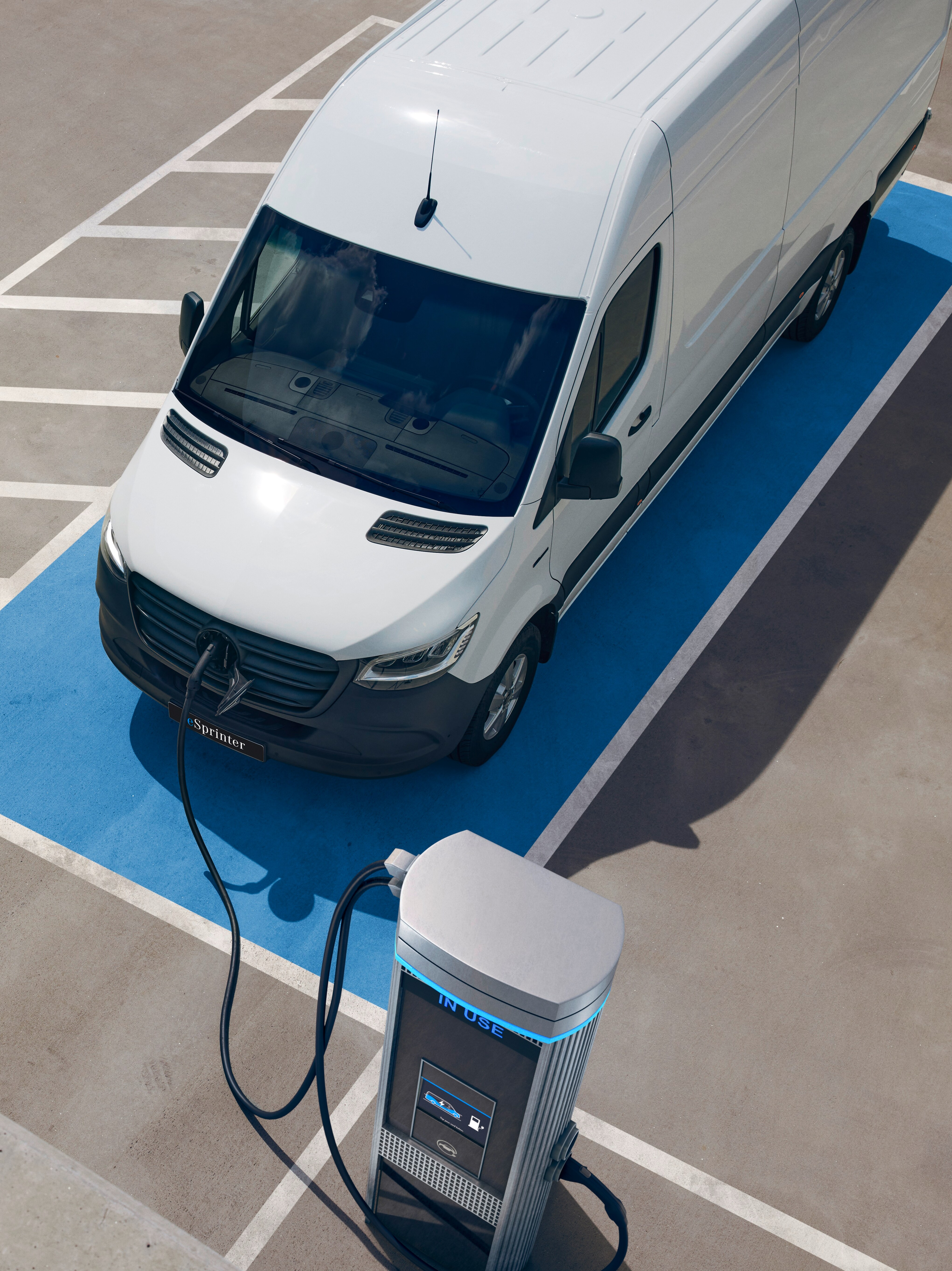 eSprinter Gesloten Bestelwagen wordt opgeladen in een werkplaatshal.